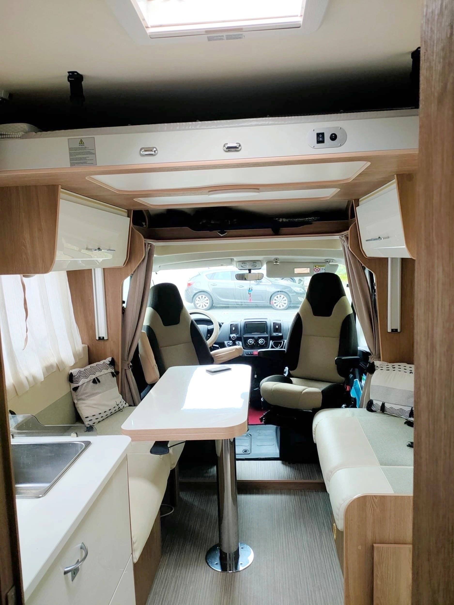 Área de jantar Fiat 2,3 l 130 ch - Yescapa