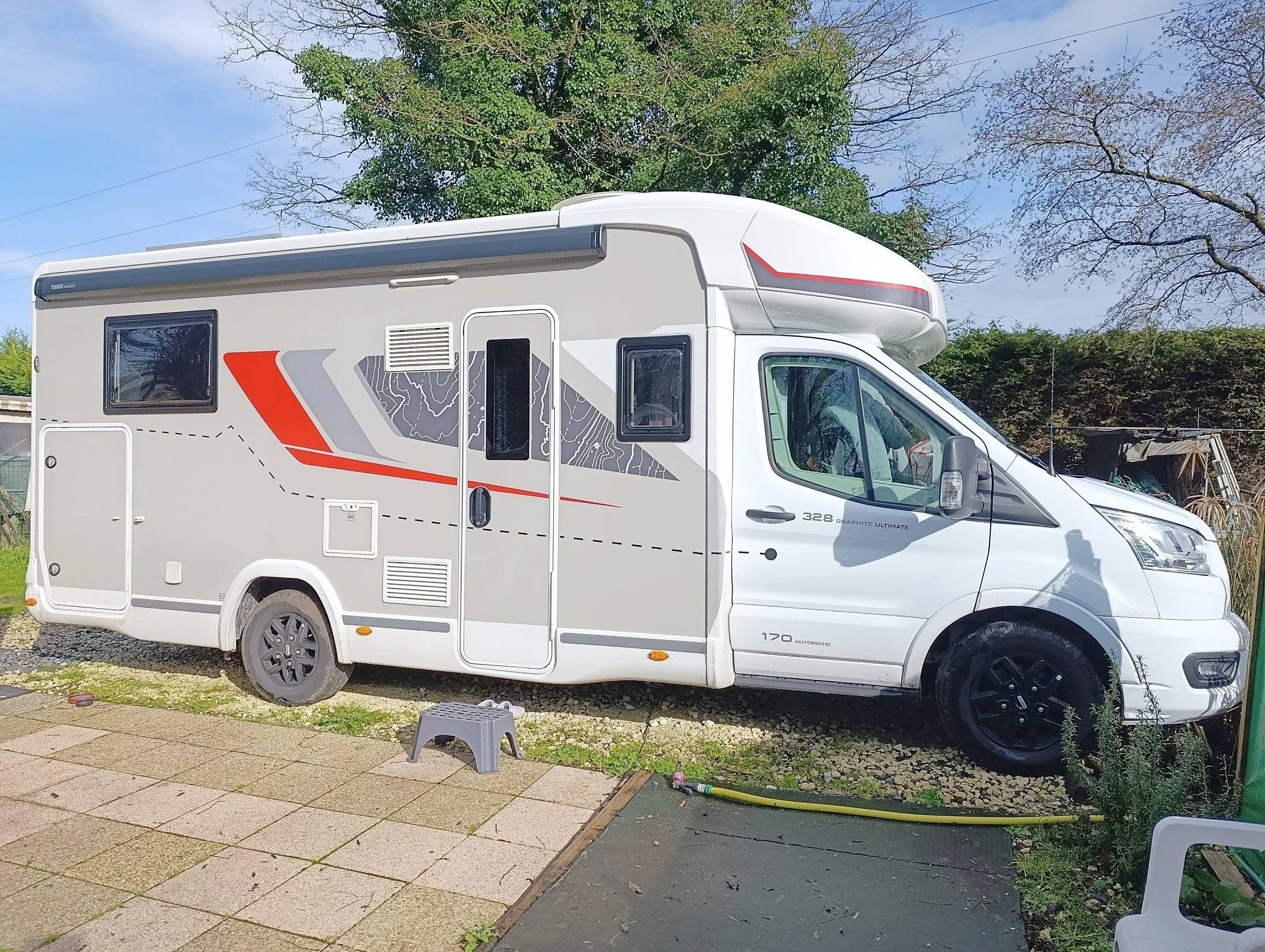 schräge Vorderansicht Ford - Yescapa