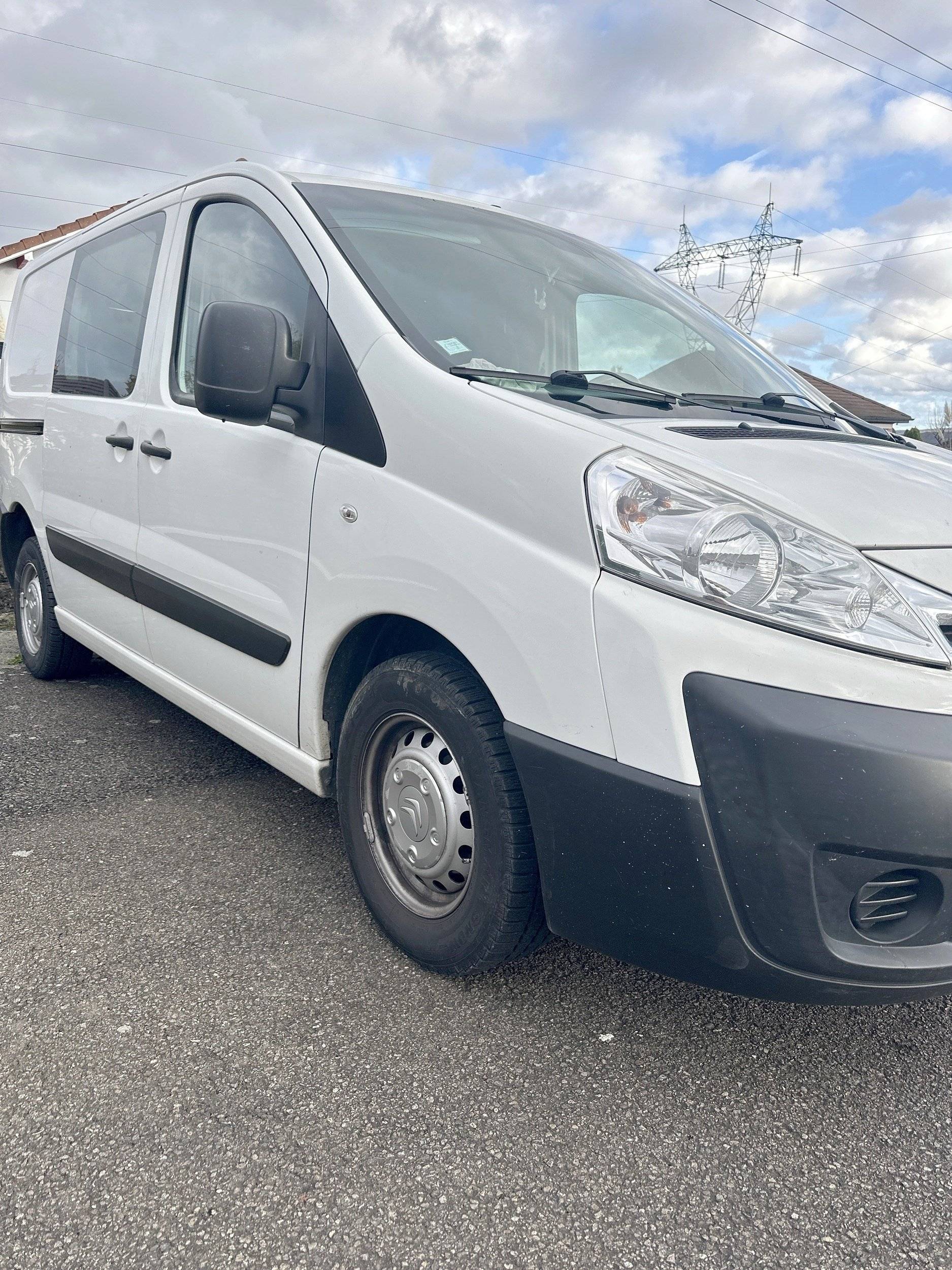 Vista frontale a ¾ Citroën Jumpy 2,2 l 120 ch - Yescapa