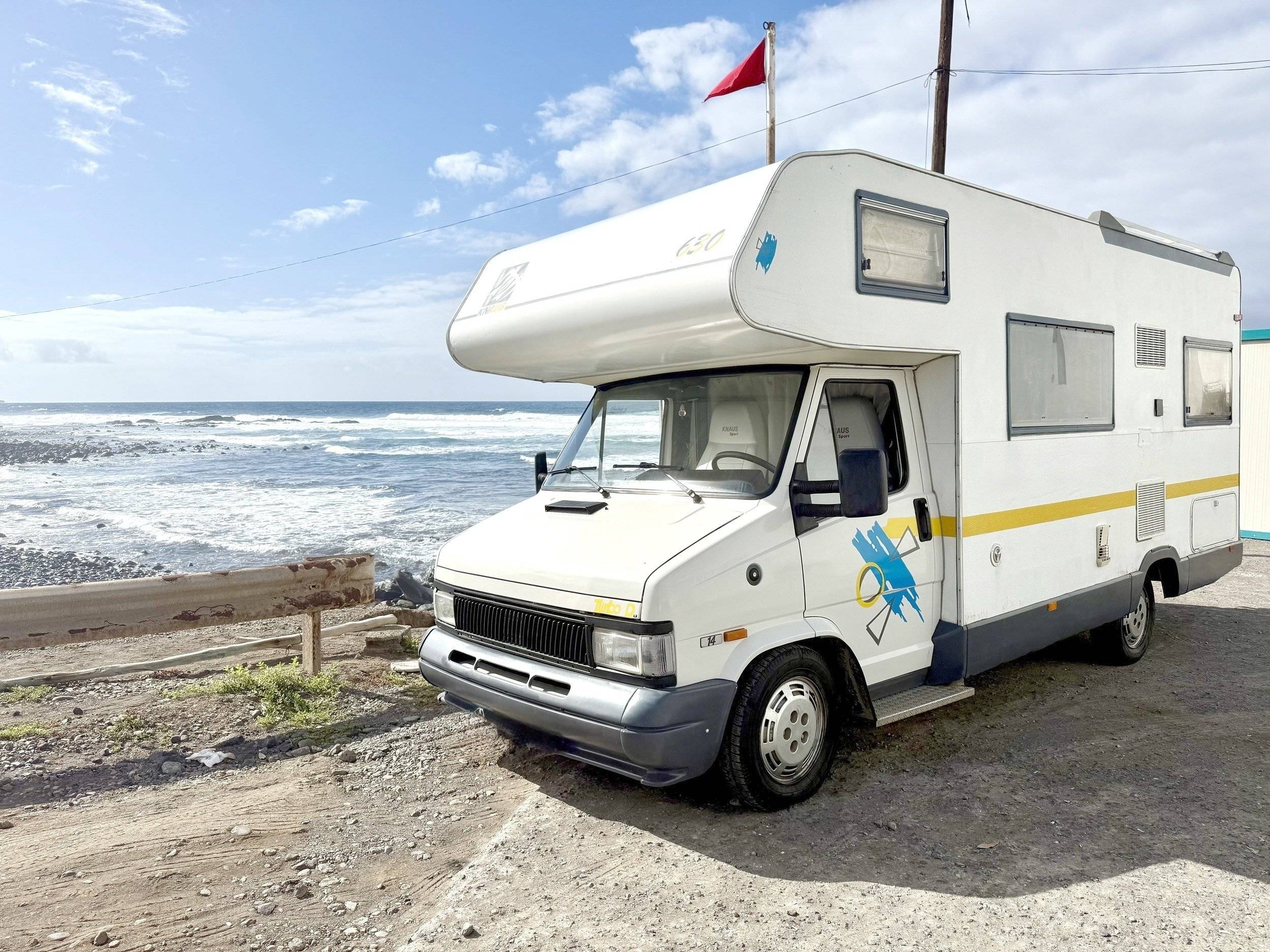 Vista del vehicle angle davanter Fiat Ducato 2,2 l JTD 85 ch. - Yescapa