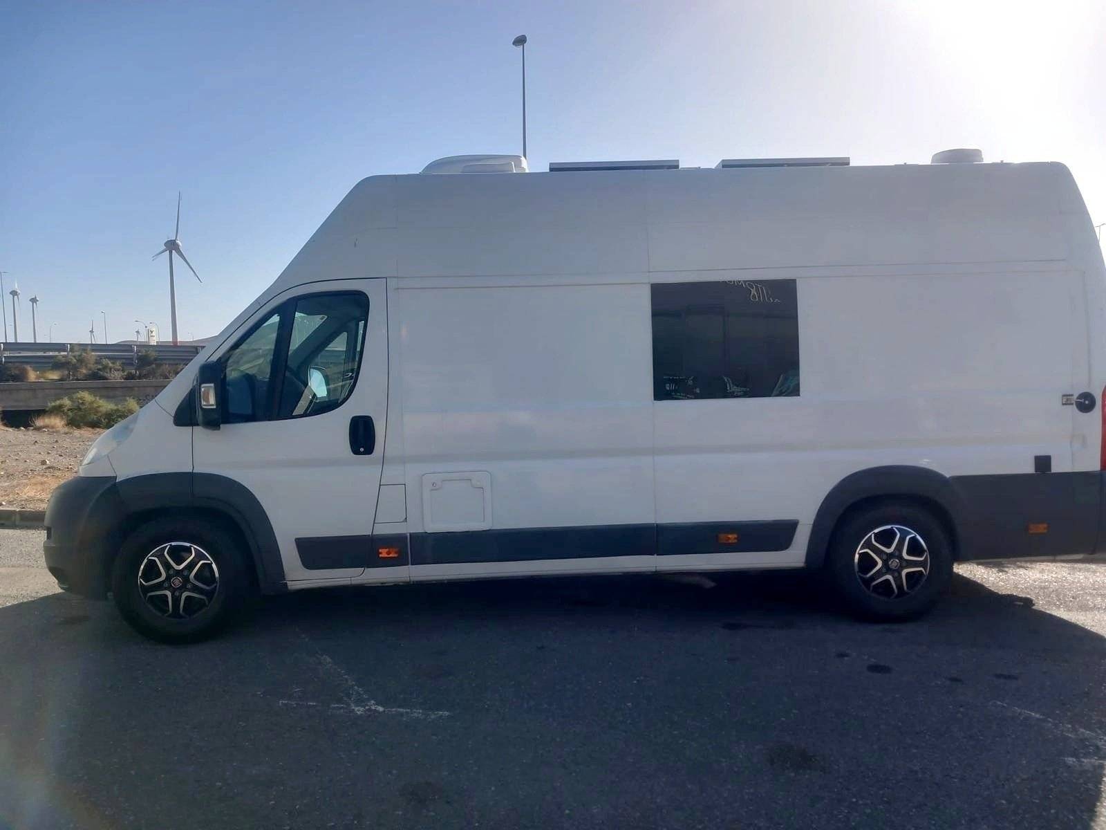 schräge Vorderansicht Citroën Jumper 2,2 HDi 140 - Yescapa