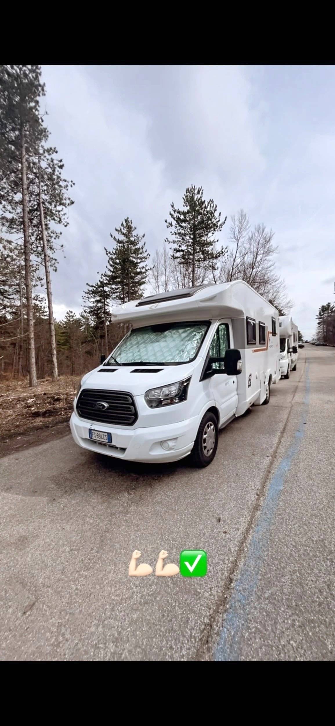 Vue avant de 3/4 Ford Transit 2,2 l 140 ch - Yescapa