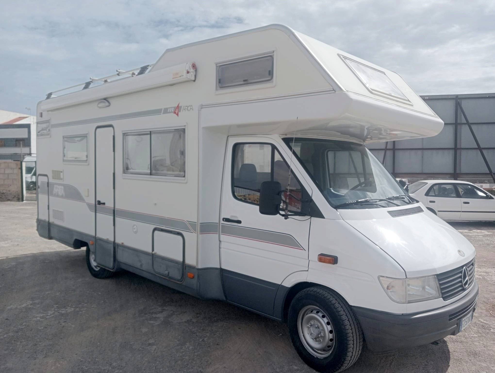 Vista del vehicle angle davanter Mercedes Mercedes Sprinter 312D 2.9 Turbo - Yescapa