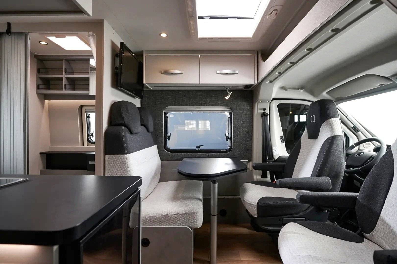 Coin repas Opel 600 Full Black Pack - Yescapa