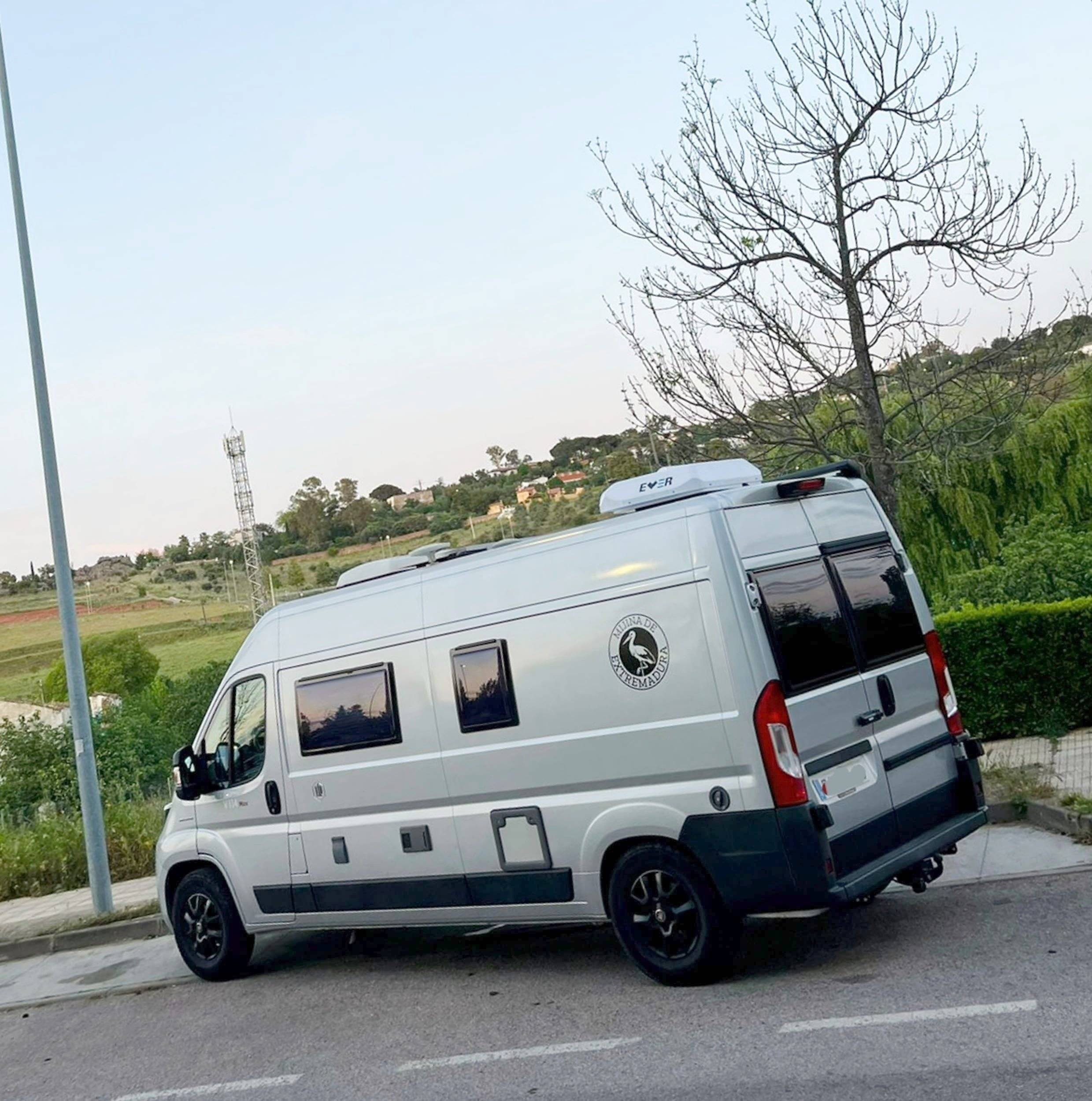 schräge Vorderansicht Fiat 35 light 2,4 l 140 ch. - Yescapa