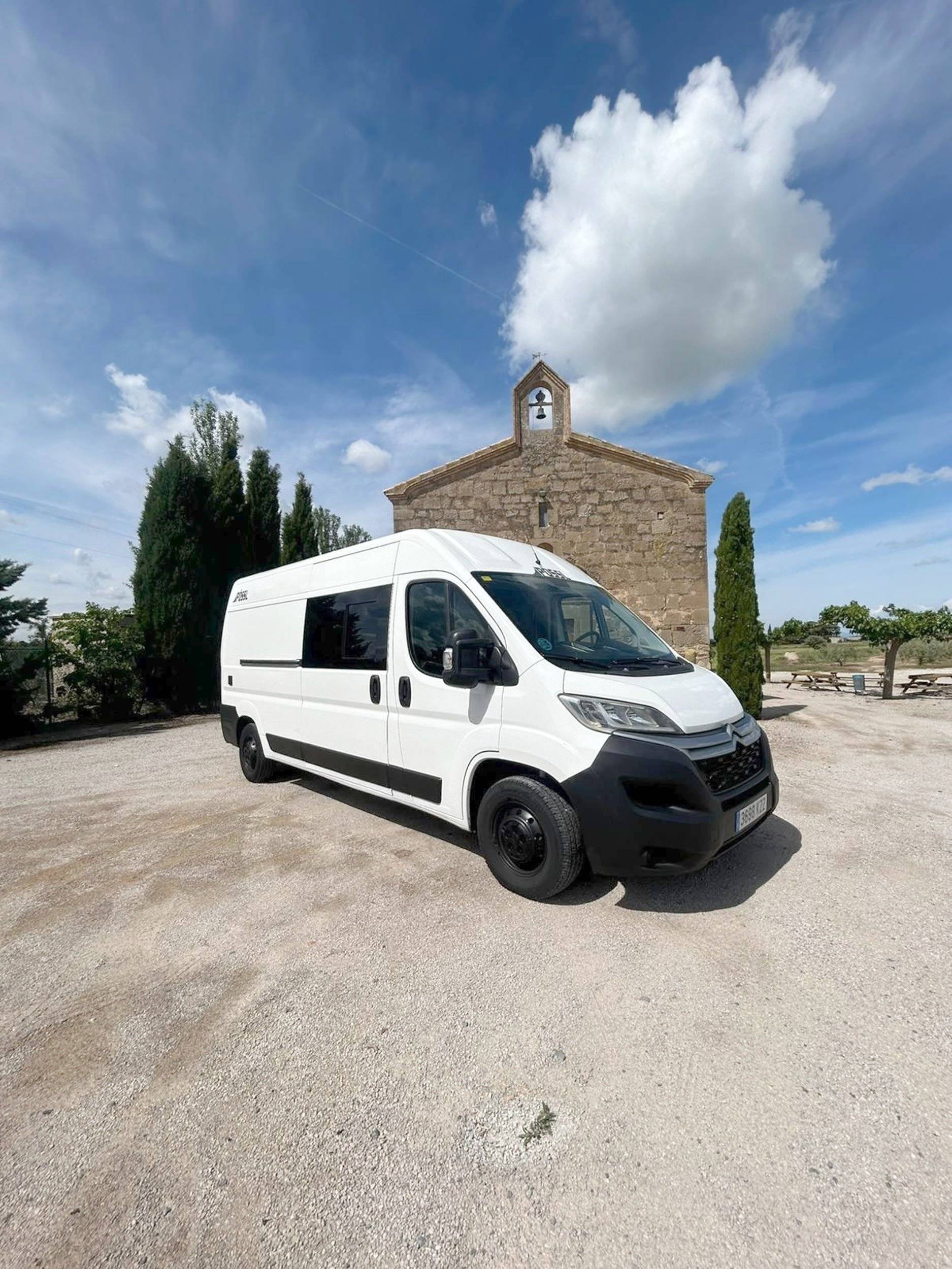 Vista de 3/4 Citroën Jumper 2,0 l 130 ch - Yescapa