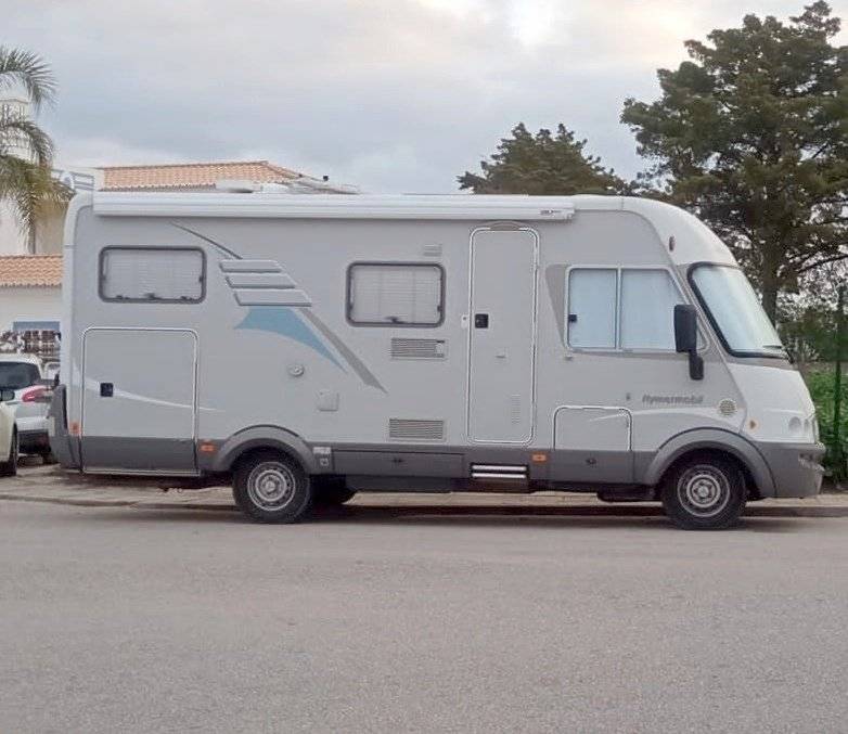 Vista frontale a ¾ Mercedes 2,2 l CDI 160 ch. - Yescapa
