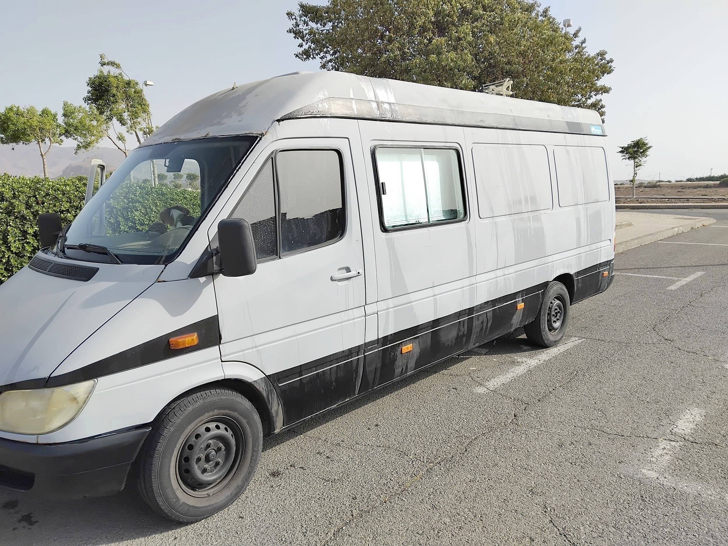 Front view from 3/4 Mercedes Sprinter 313CDI - Yescapa