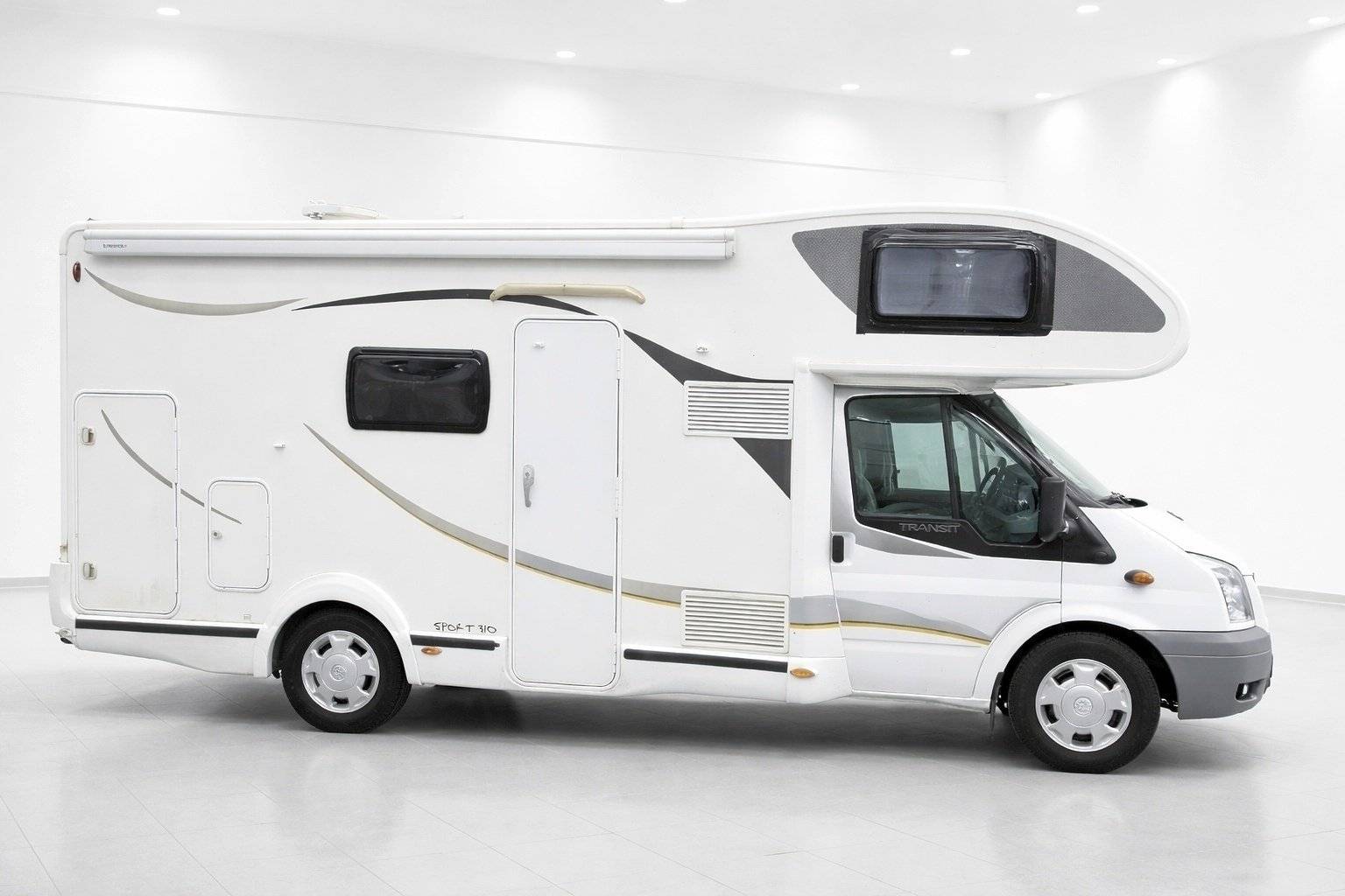 Vista del vehículo ángulo delantero Ford Sport 310 - Yescapa