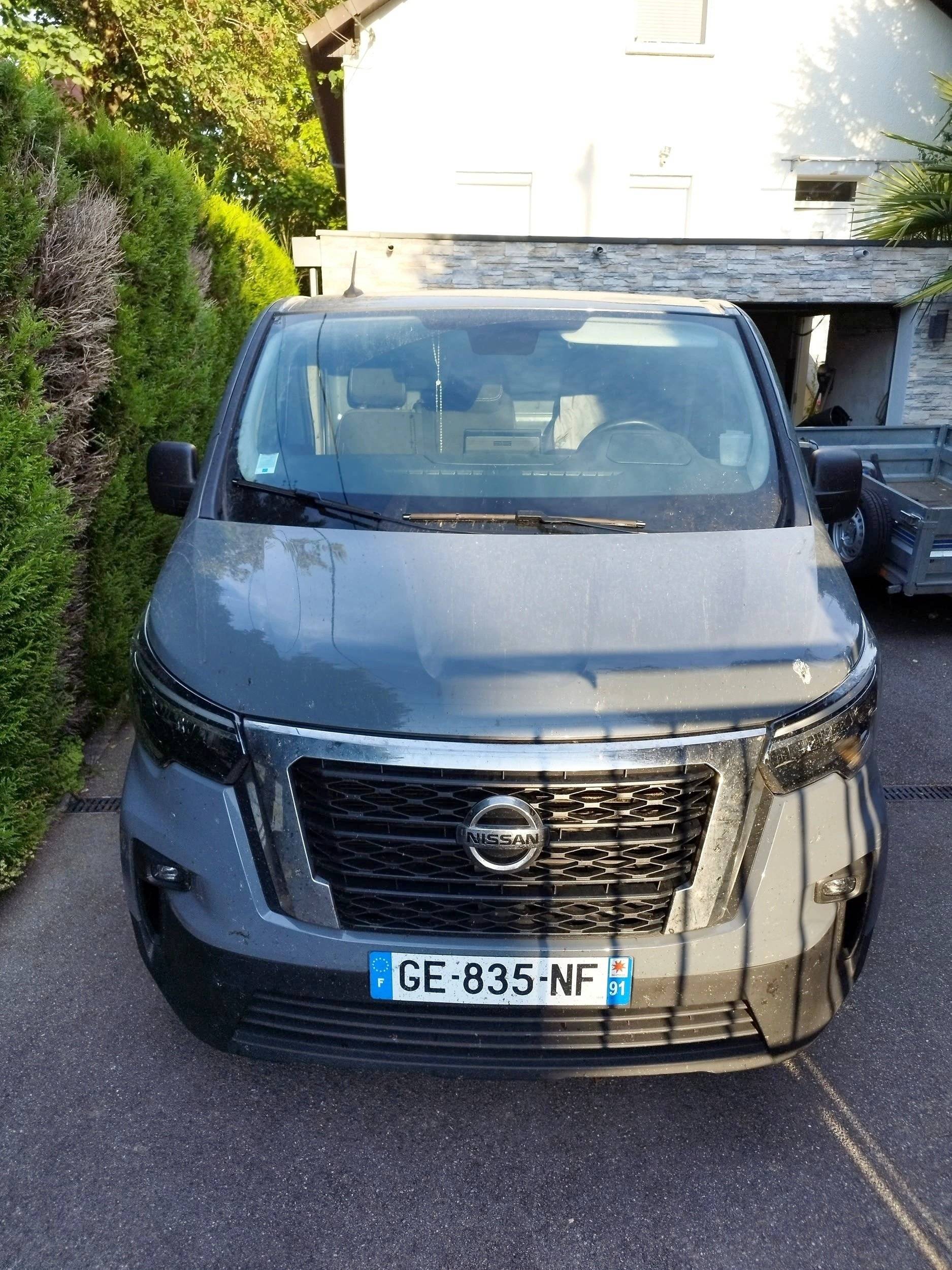 Vista del vehículo ángulo delantero Nissan NV300 - Yescapa