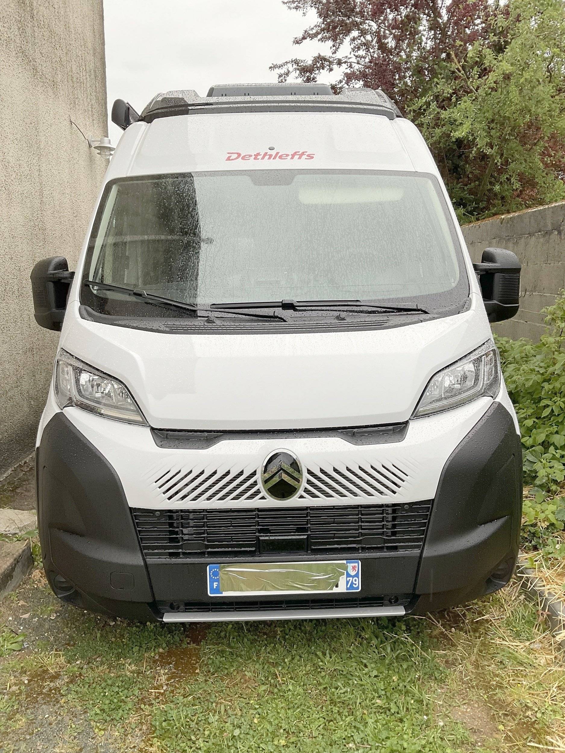 Vista del vehicle angle davanter Citroën 2.2L 140CV - Yescapa