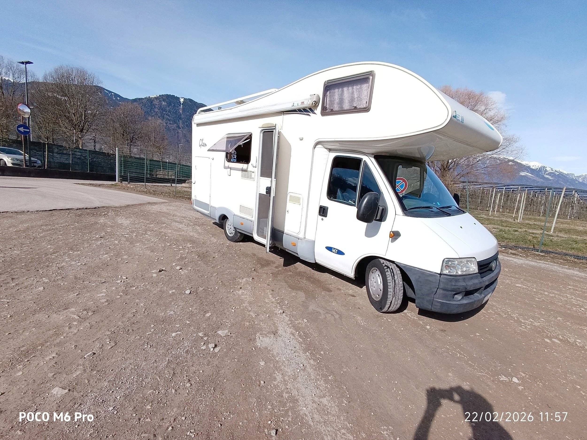 Vista del vehicle angle davanter Fiat 2,3 l 130 ch. - Yescapa