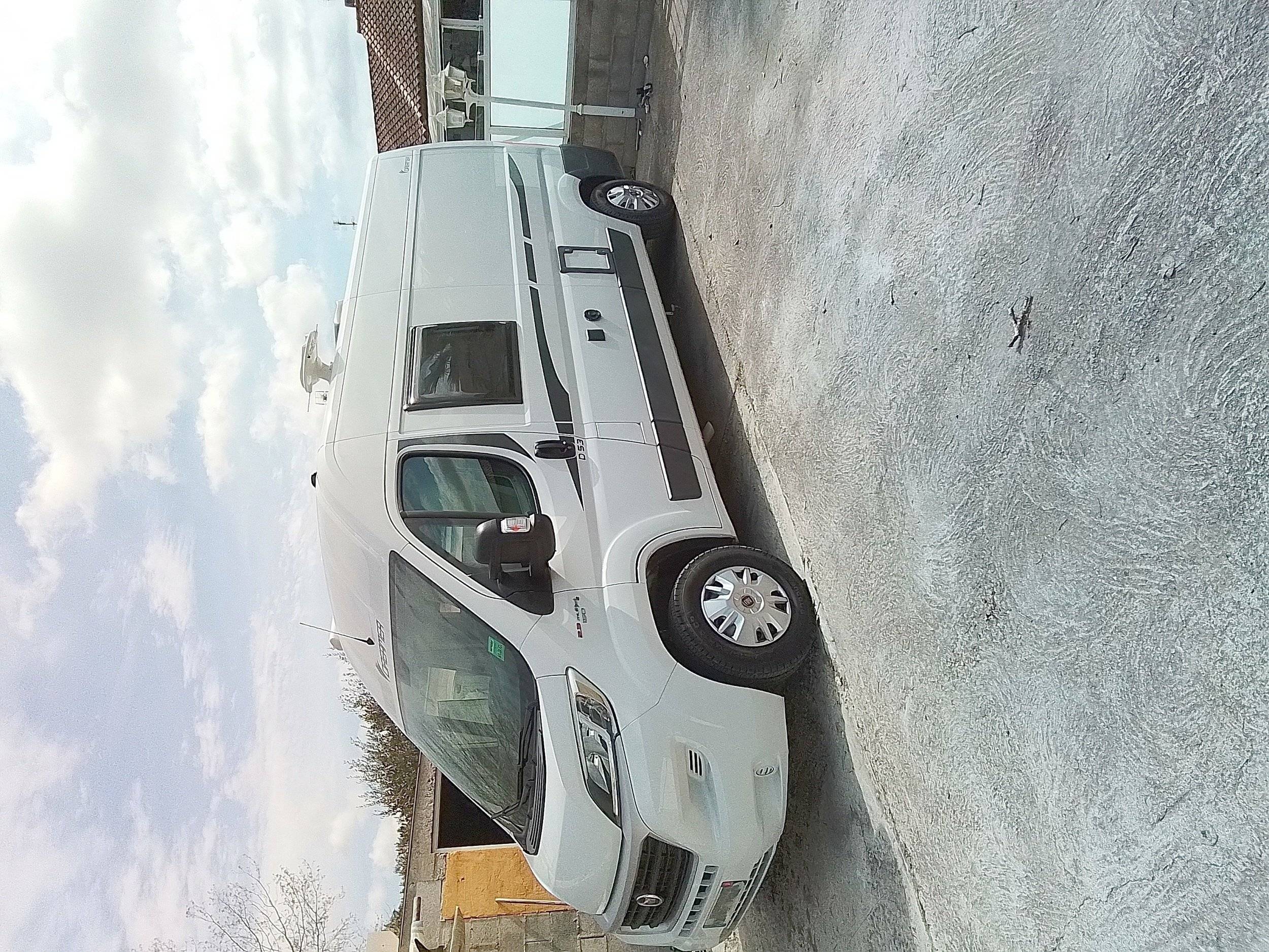 Voorkant 3/4 Fiat Fiat 2,3 l 130 ch. - Yescapa