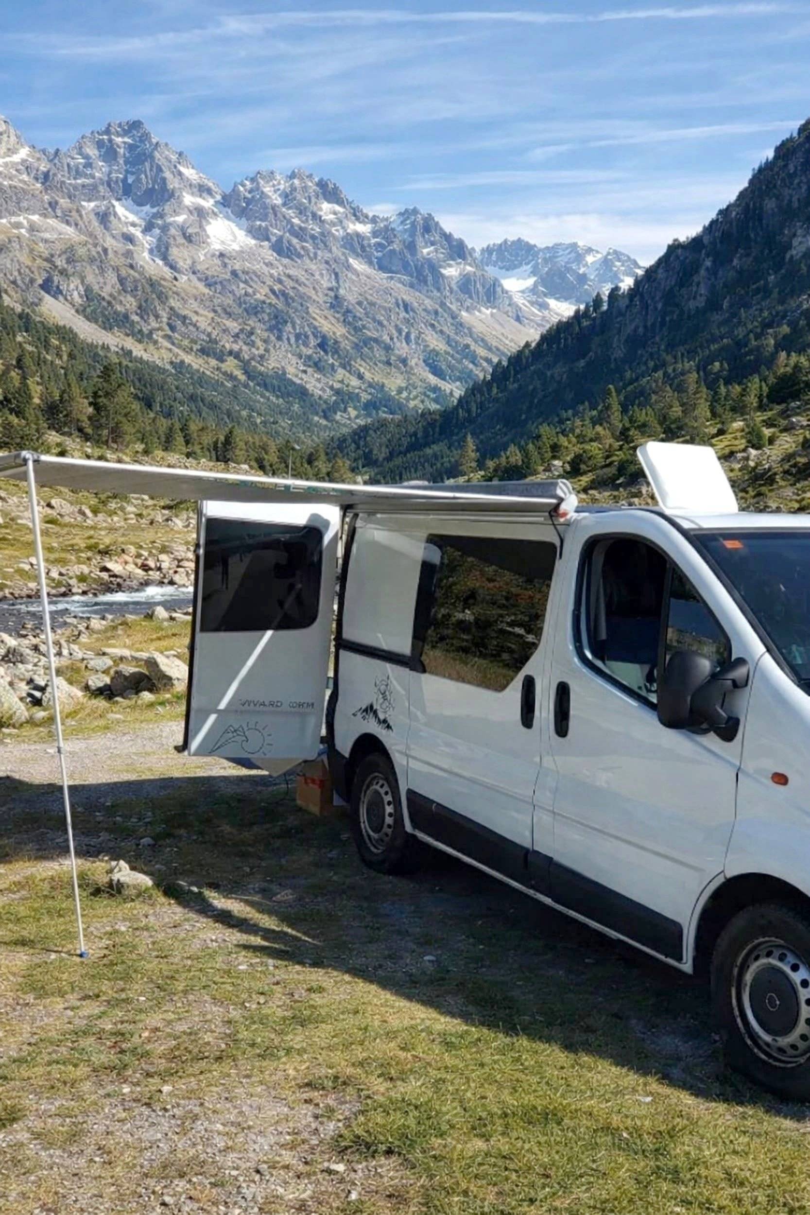 Vue avant de 3/4 Opel Vivaro - Yescapa