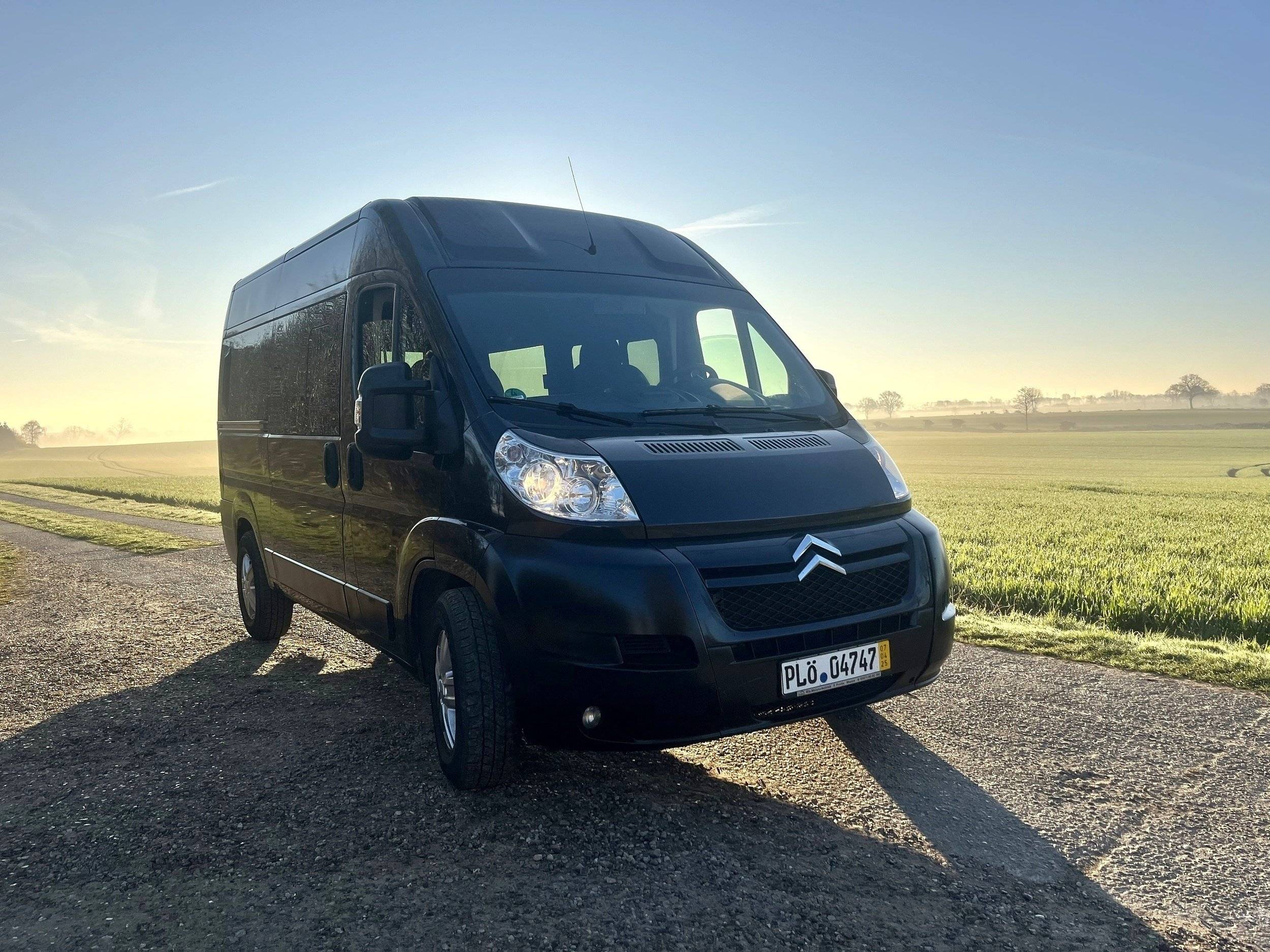 Front view from 3/4 Citroën Jumper 2,2 l 120ch - Yescapa