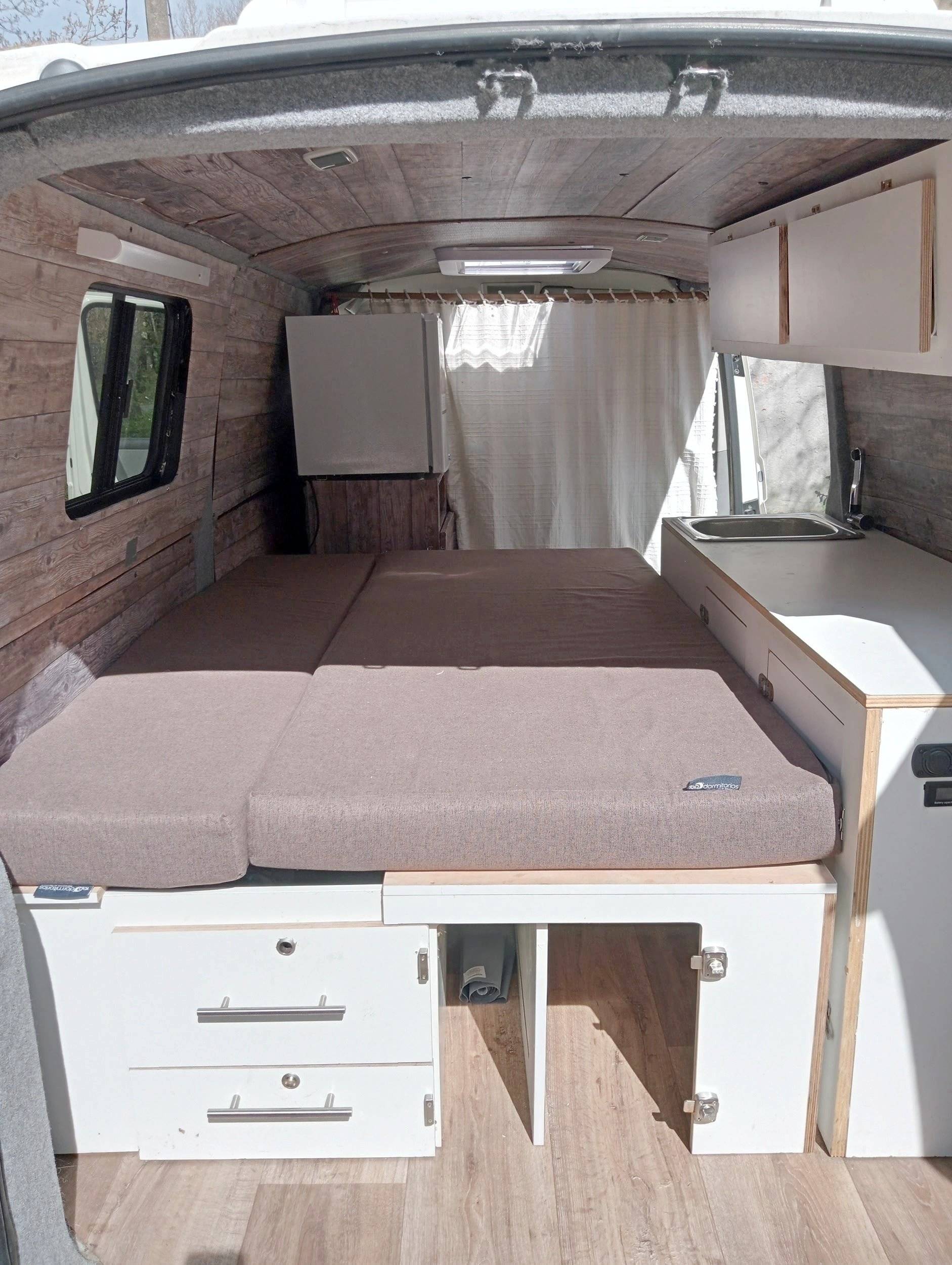 Couchages Volkswagen Transporter T5 2.5TDI - Yescapa