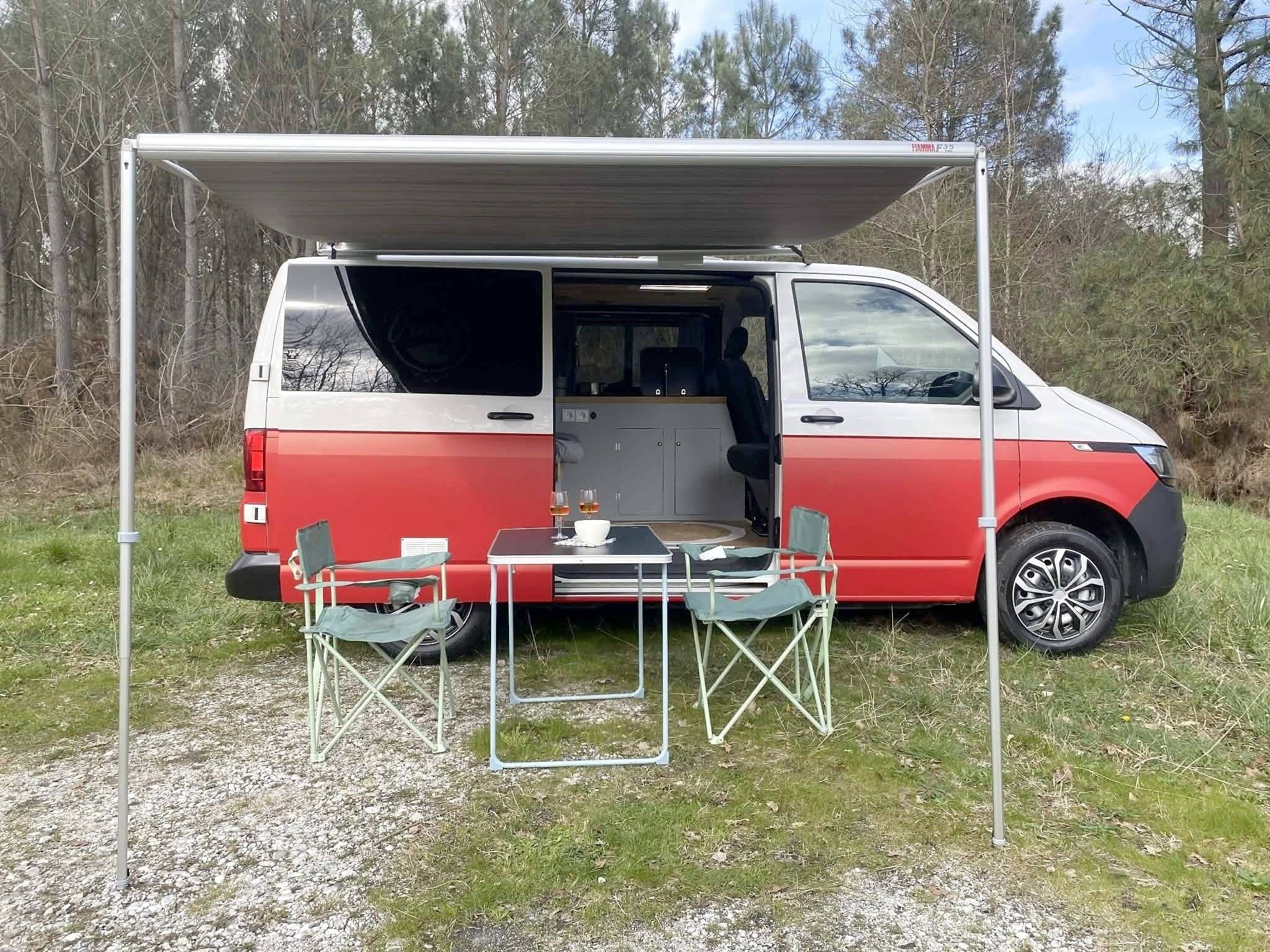 schräge Vorderansicht Volkswagen Transporter T6.1  2,0 l 110ch - Yescapa