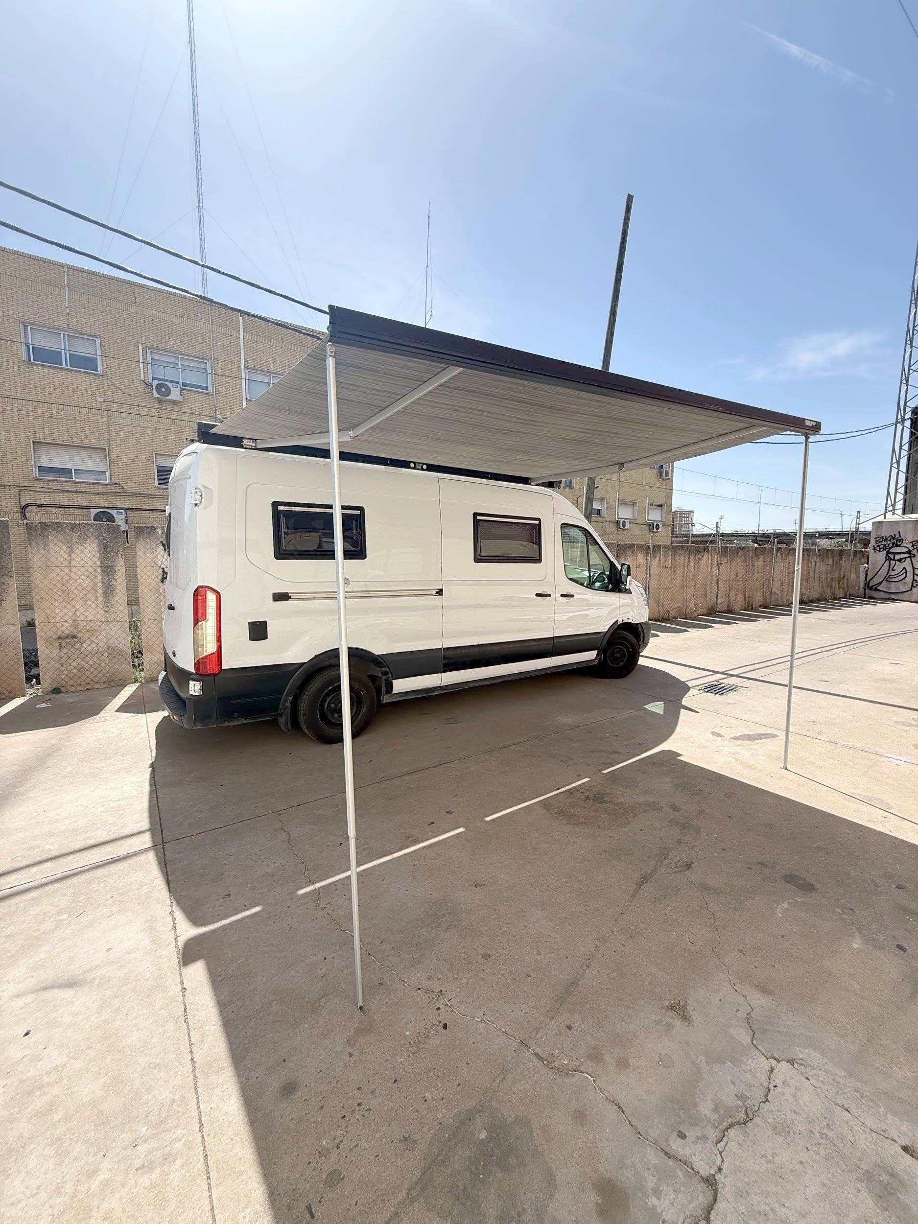 Vista del vehículo ángulo delantero Ford Transit 125 ch - Yescapa