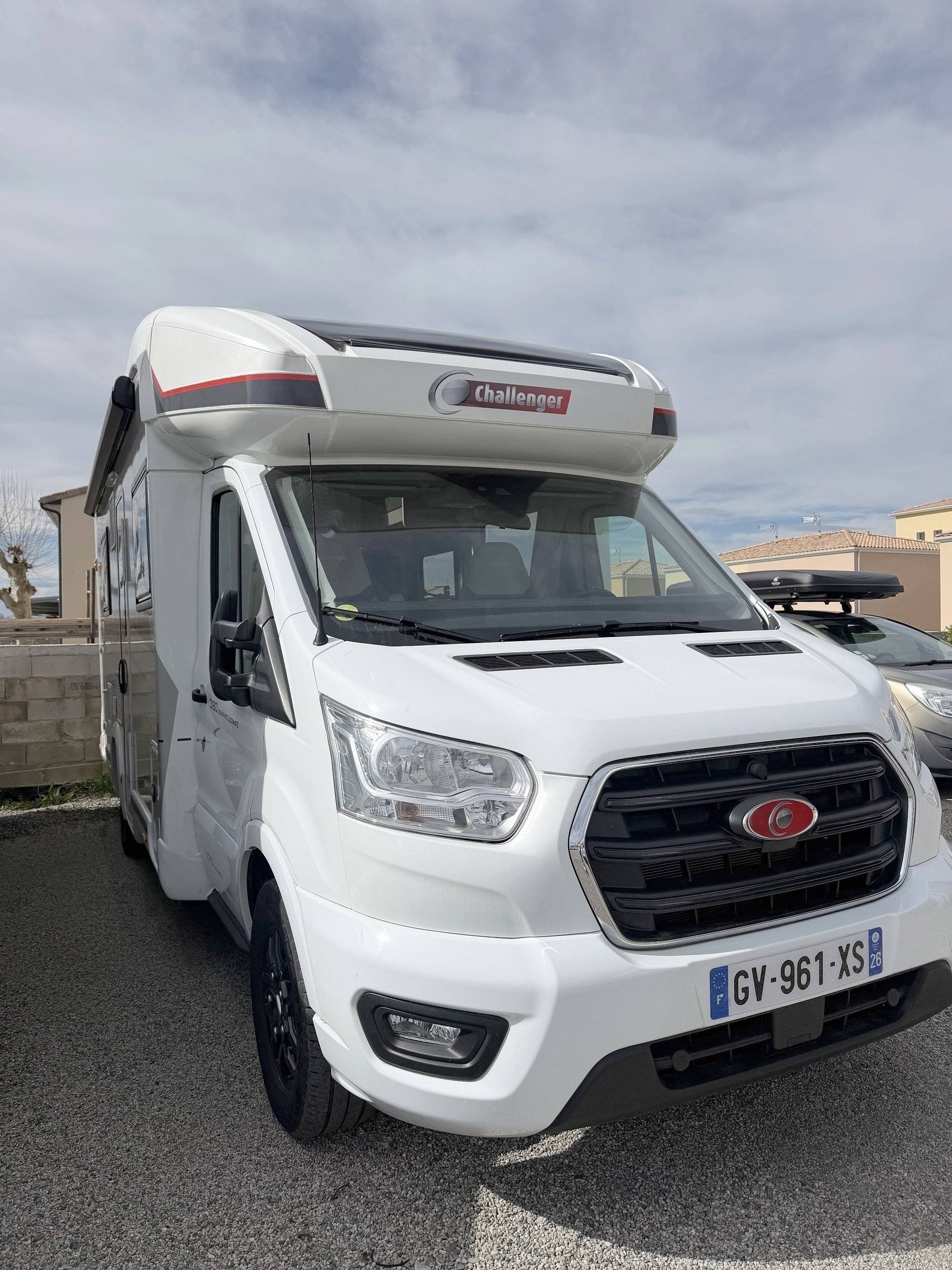 schräge Vorderansicht Ford - Yescapa
