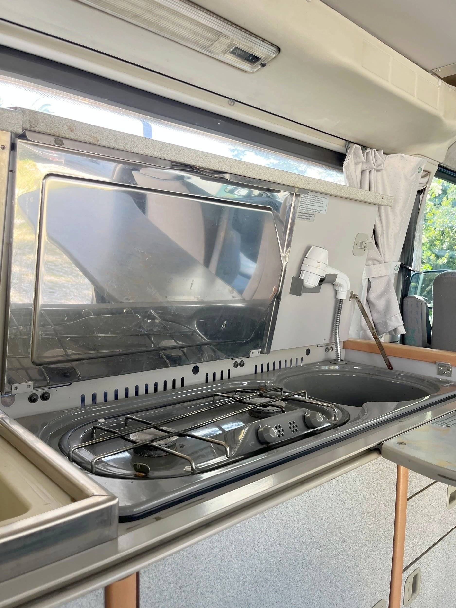 Angolo cucina Volkswagen California T4 2.5 TDI 102cv - Yescapa