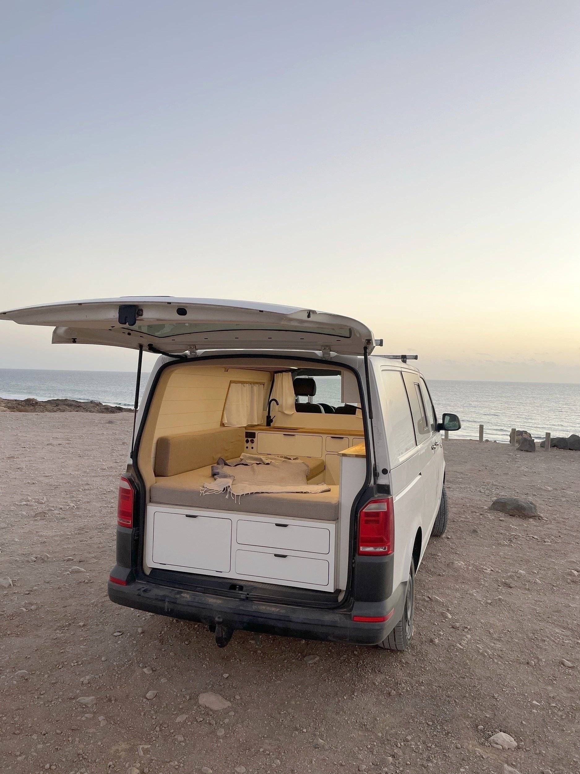 Vista posteriore Volkswagen T6 2 l 102 ch - Yescapa
