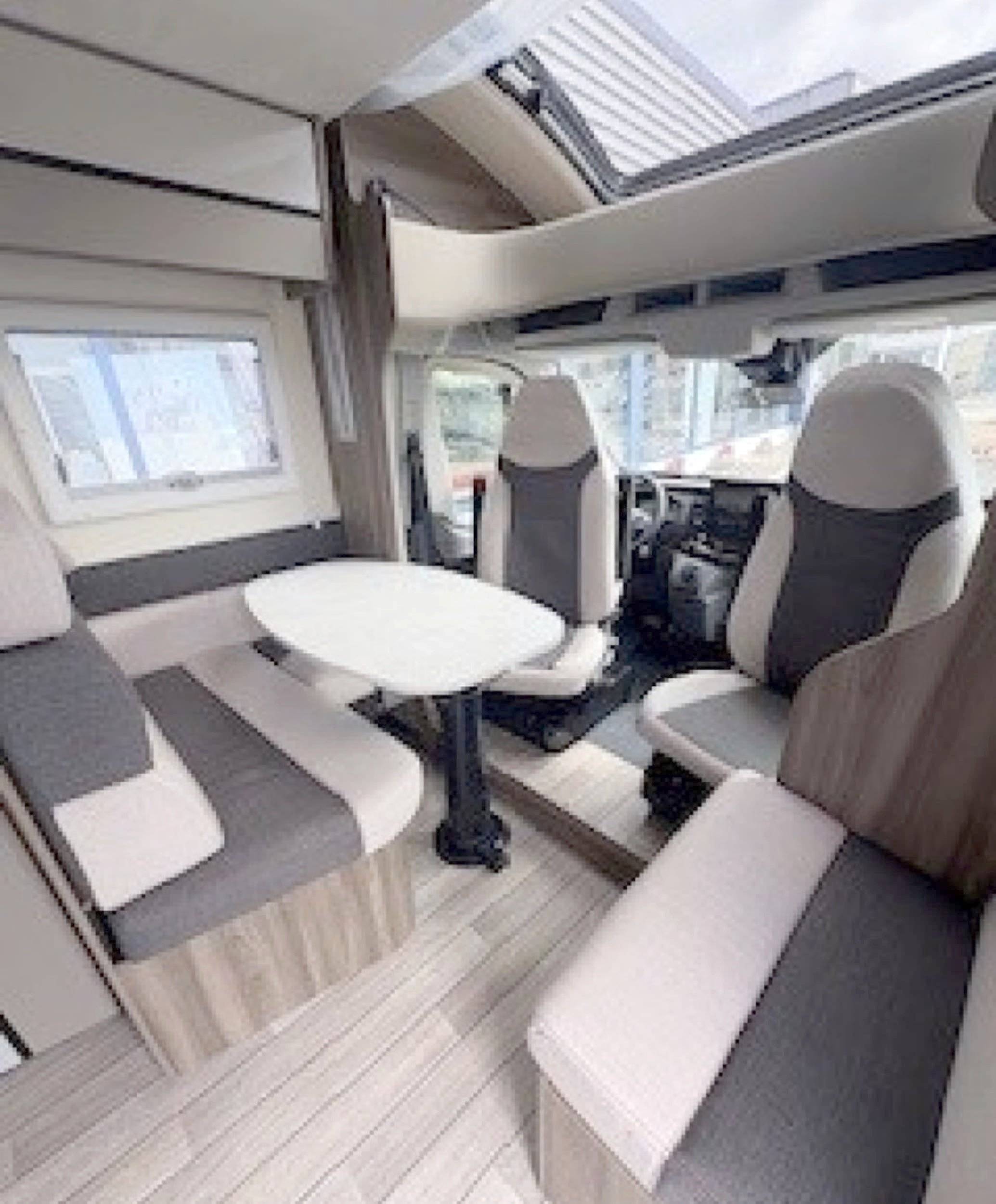 Dining Area Ford Transit 2,0 l 160 ch - Yescapa
