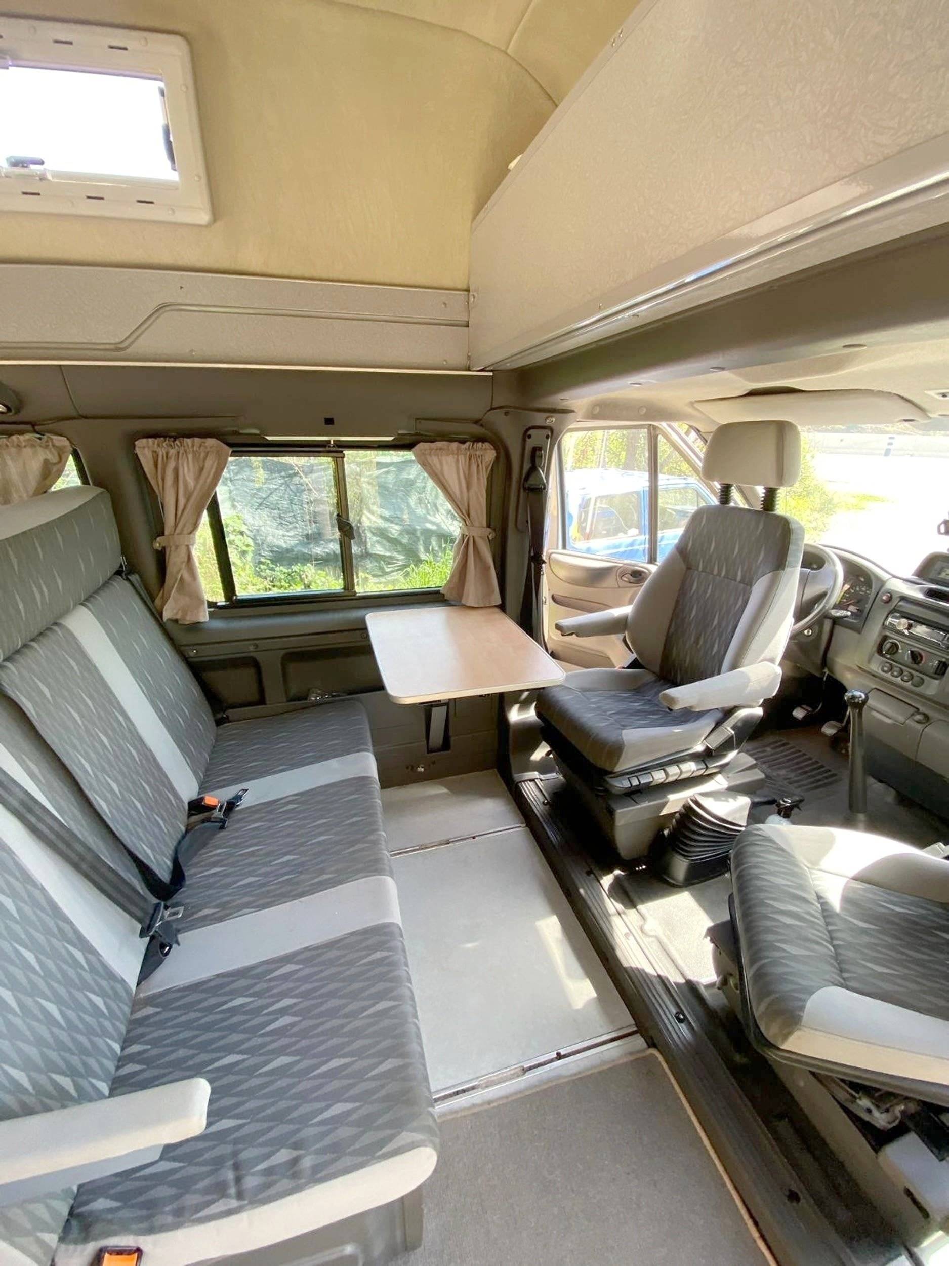 Área de jantar Ford Transit nugget - Yescapa