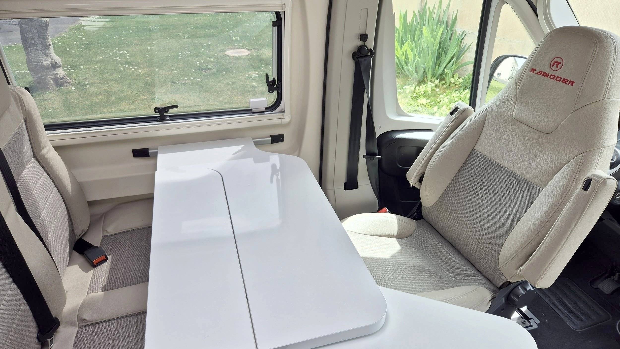 Dining Area Fiat Fiat ducato 140cv 2.2L - Yescapa