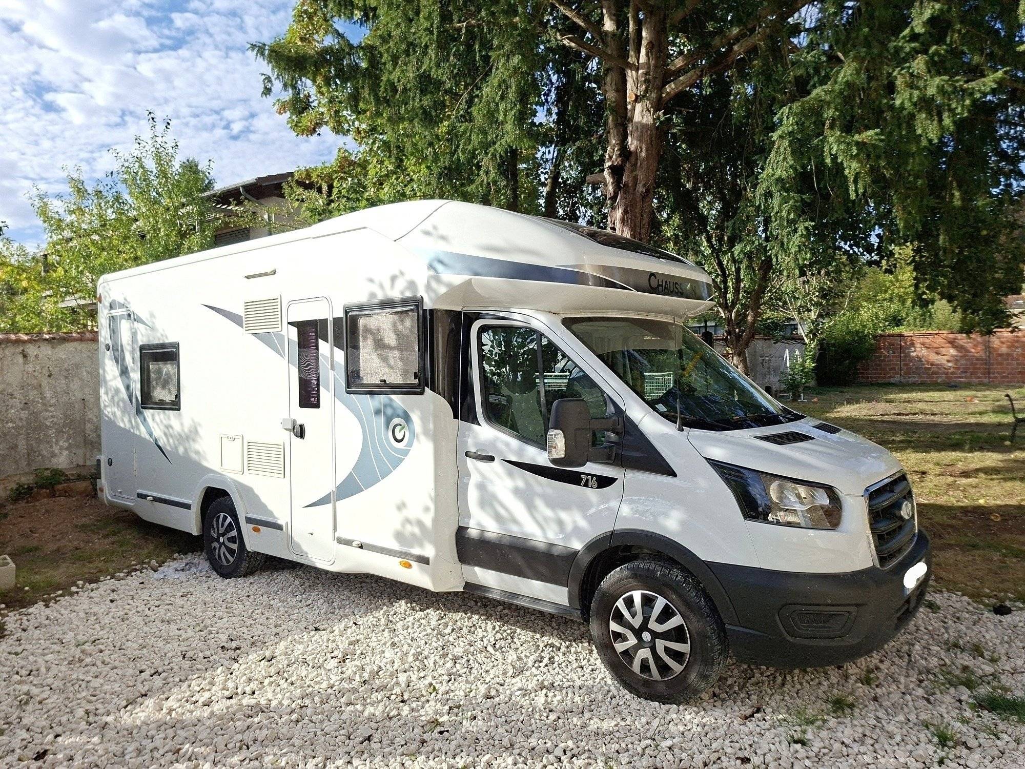 Front view from 3/4 Ford Transit 2,0 l 170 ch - Yescapa