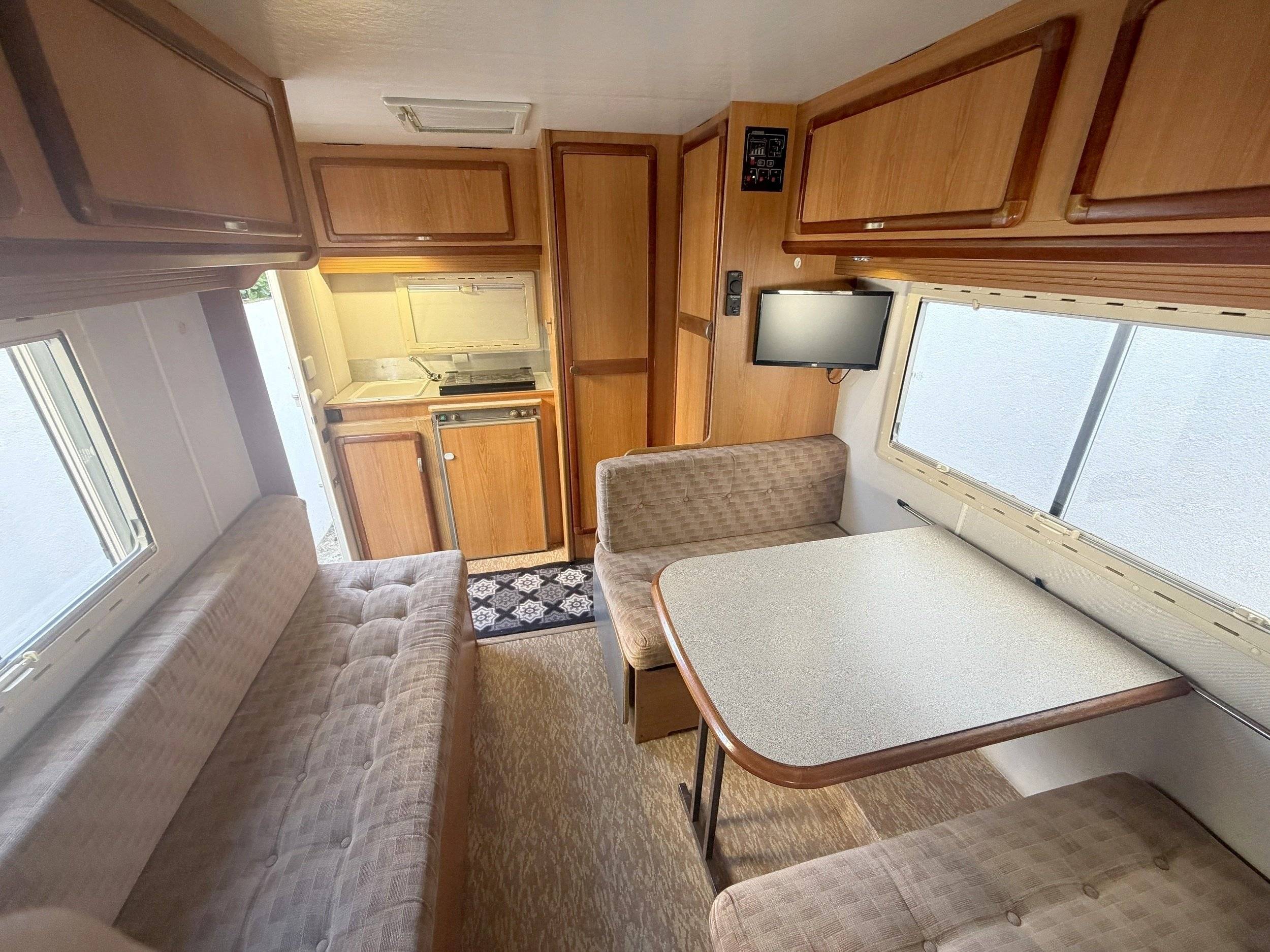 Dining Area Ford ford transit - Yescapa