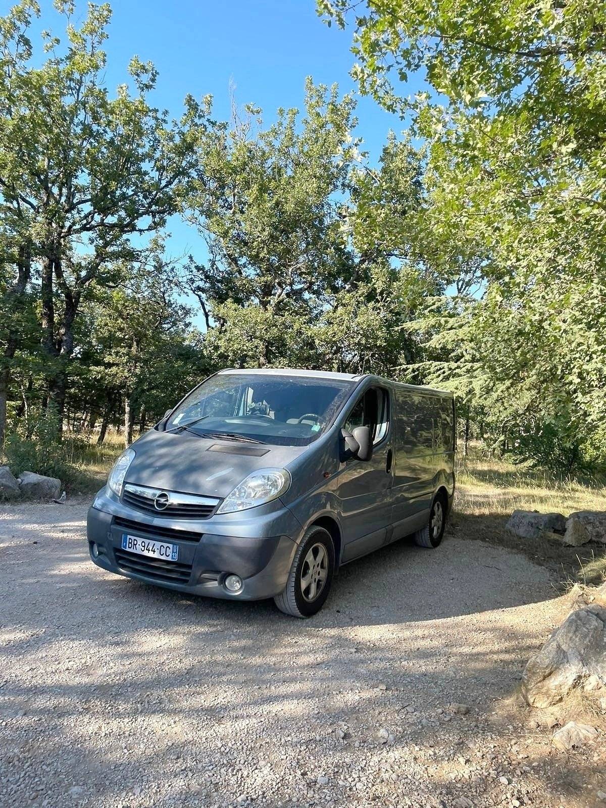 Vista de 3/4 Opel Vivaro - Yescapa