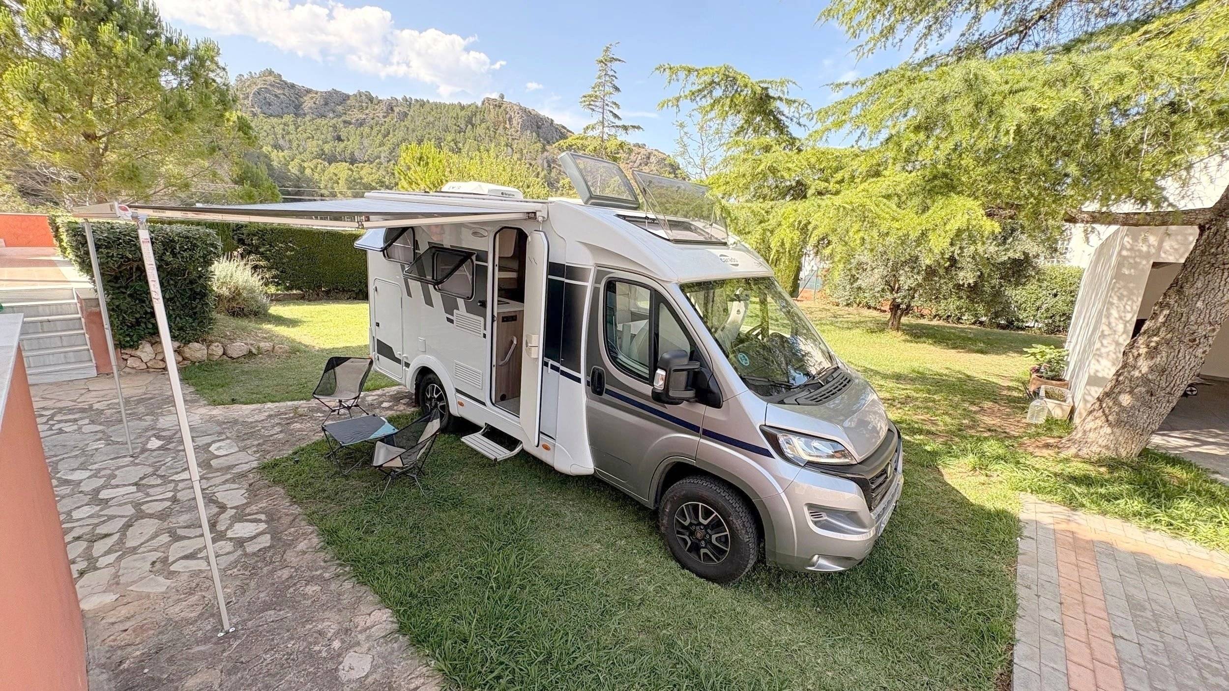 Vista frontale a ¾ Fiat Ducato 2,2 l Multijet 130 ch. - Yescapa