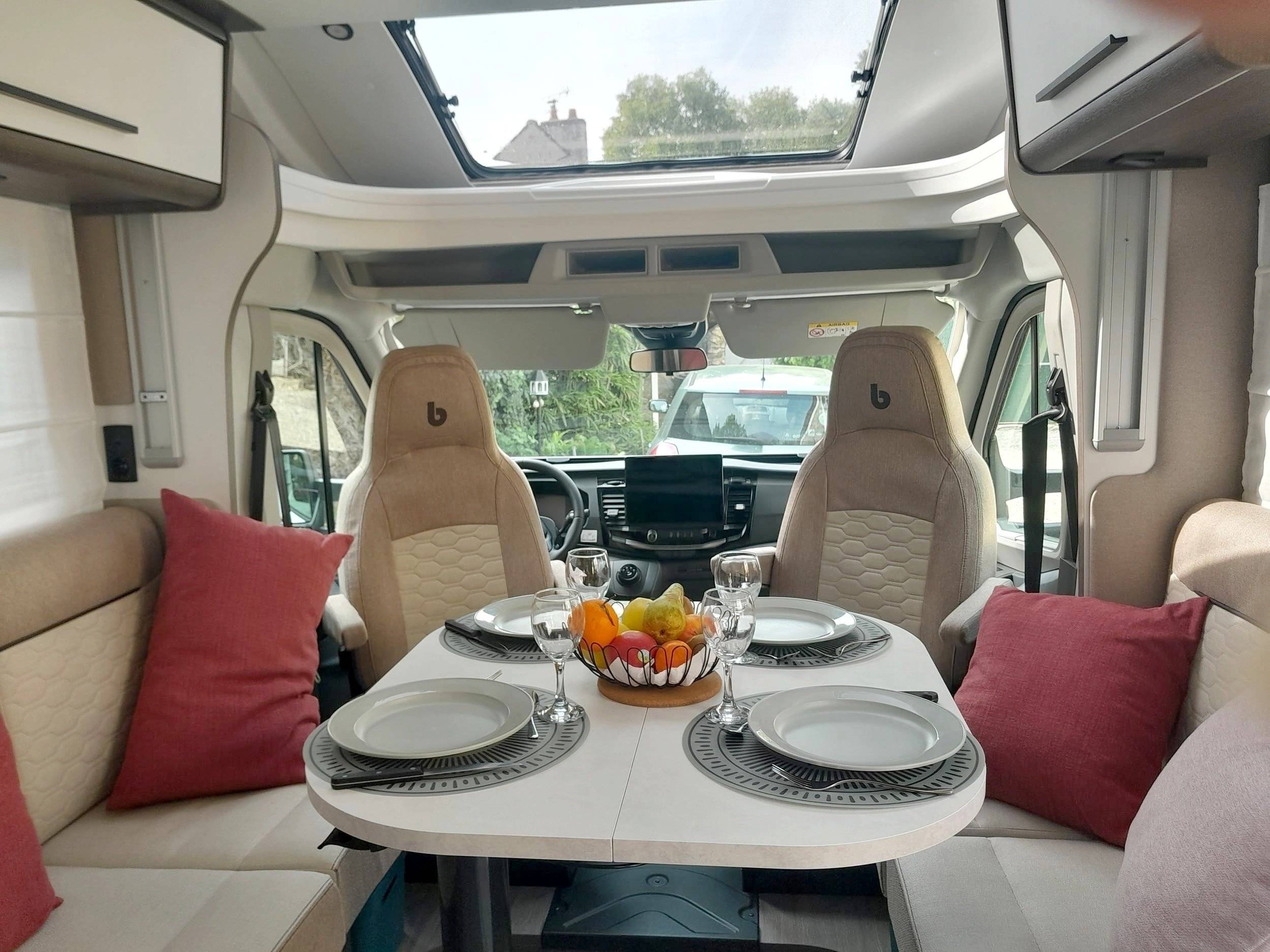 Dining Area Ford Vasp - Yescapa