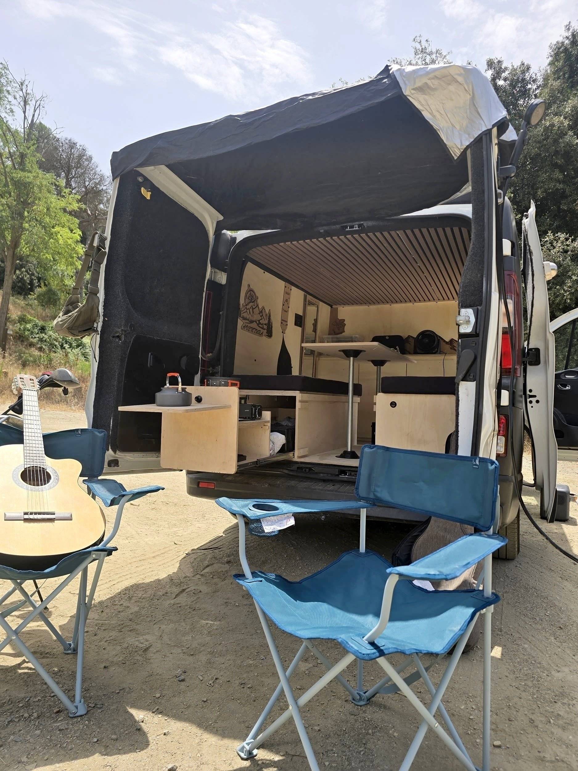 Vue avant de 3/4 Renault Trafic - Yescapa