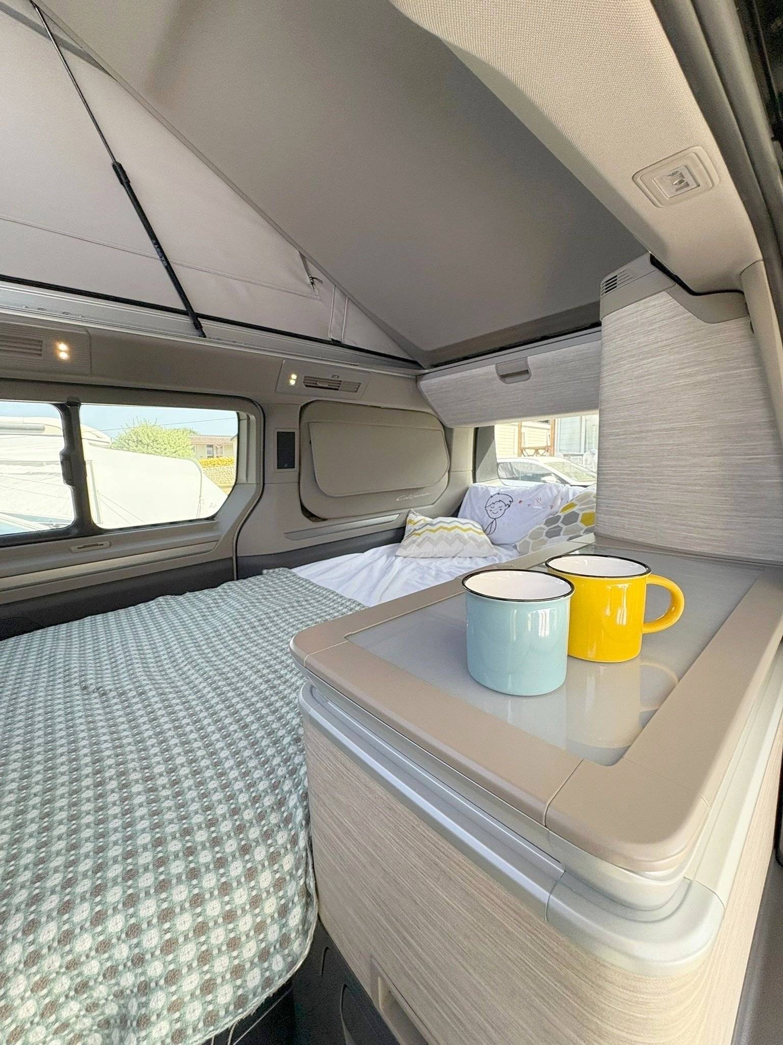 Coin repas Volkswagen T7 CALIFORNIA OCEAN - Yescapa