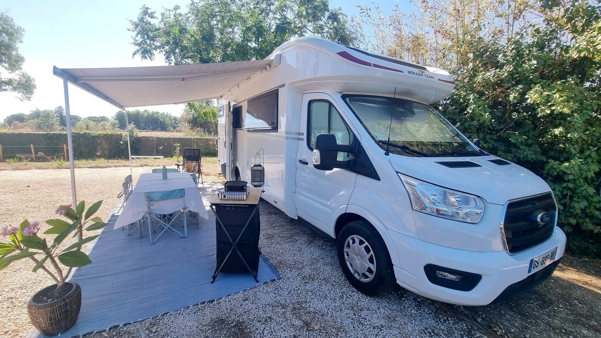 Vue avant de 3/4 Ford Transit 2,0 l 130 ch - Yescapa