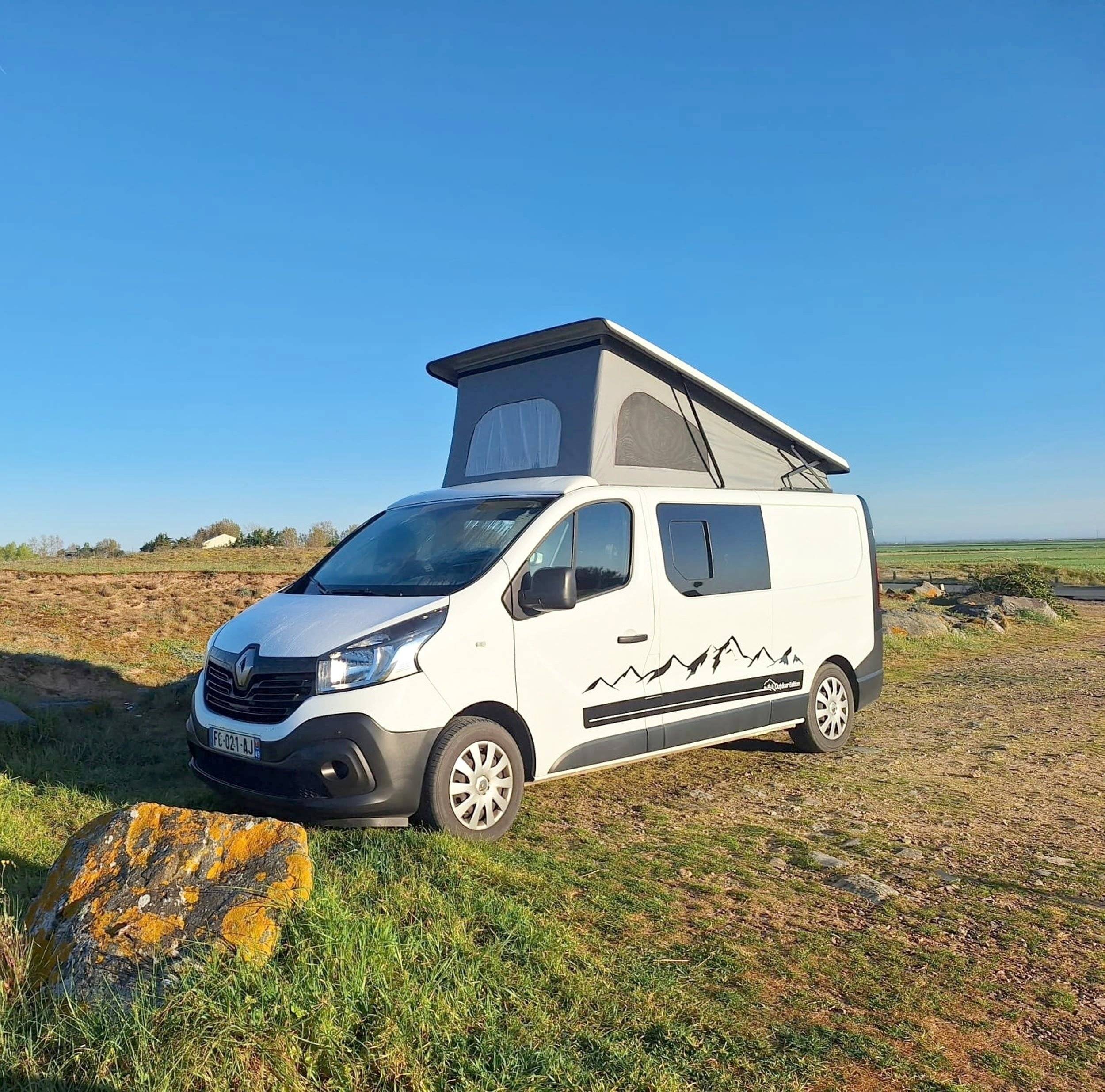 Front view from 3/4 Renault Trafic 3 - Yescapa