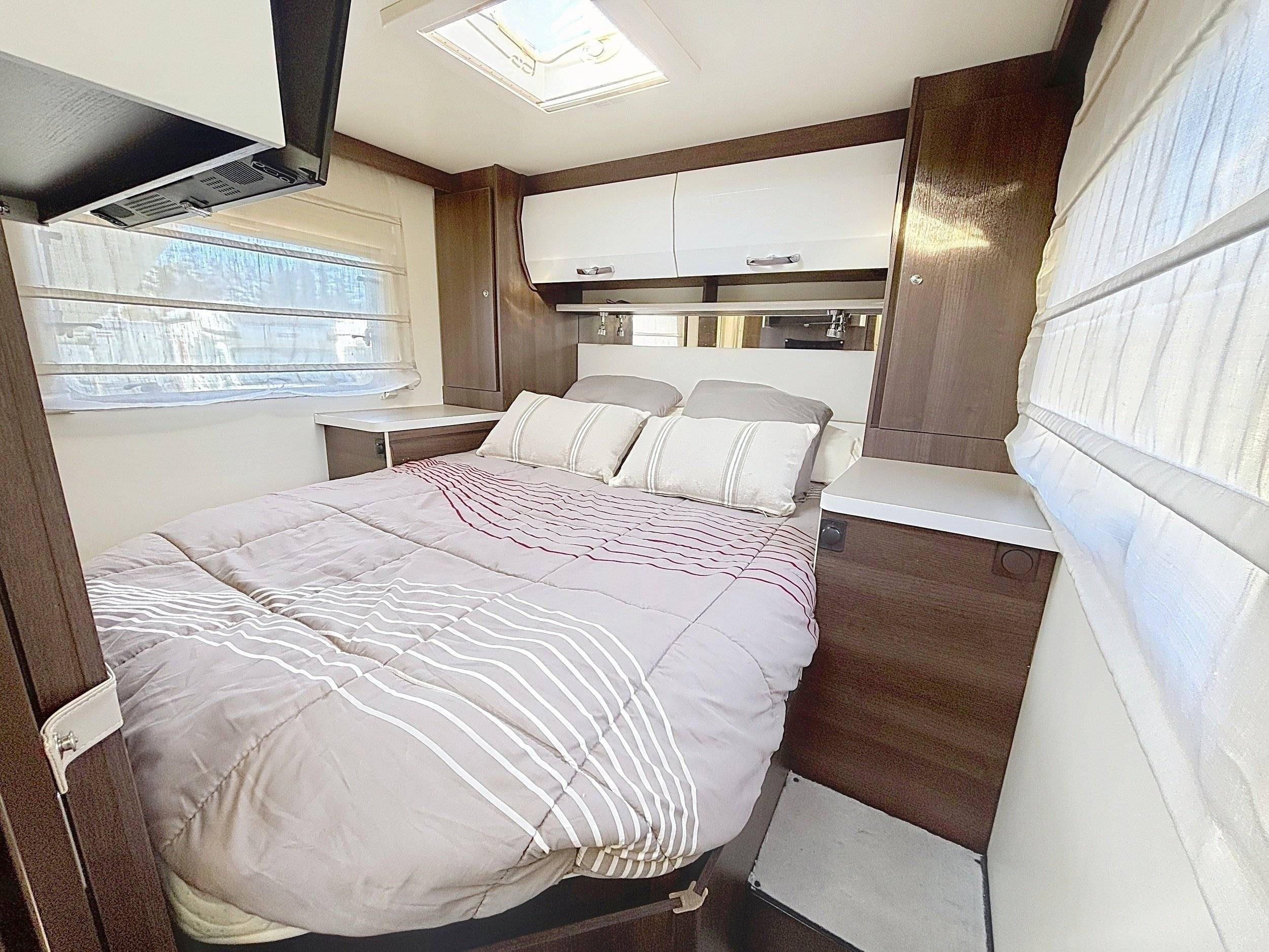 Plazas en cama Ford Transit 2,0 l 170 ch - Yescapa