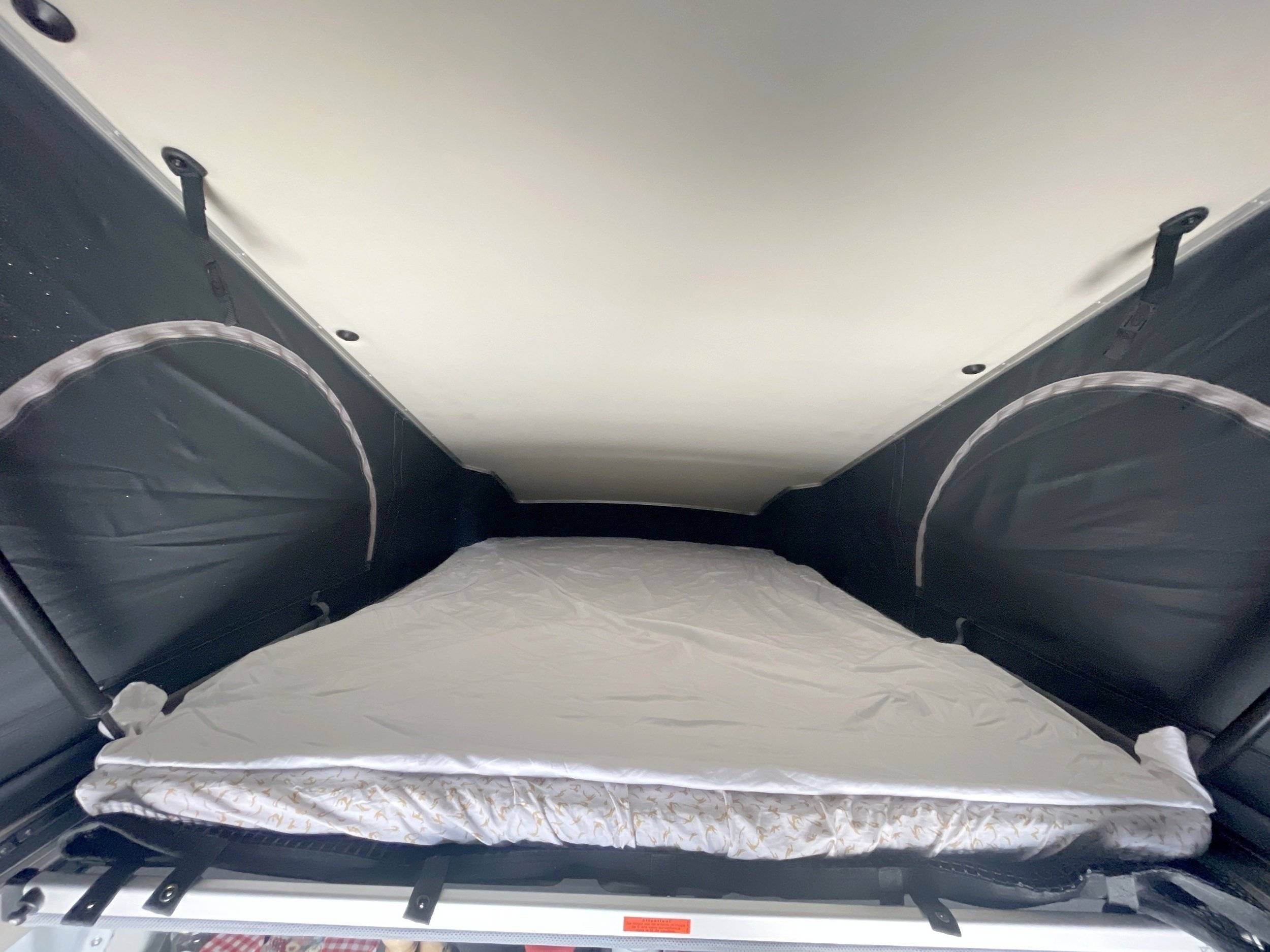 Schlafplätze Ford Transit Custom Nugget 320 L1H1 Camper - Yescapa