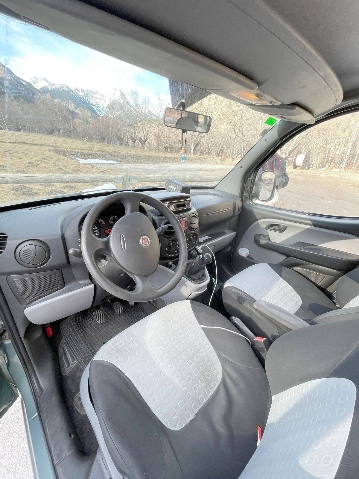 Driver's compartment Fiat Fiat Doblo - Yescapa