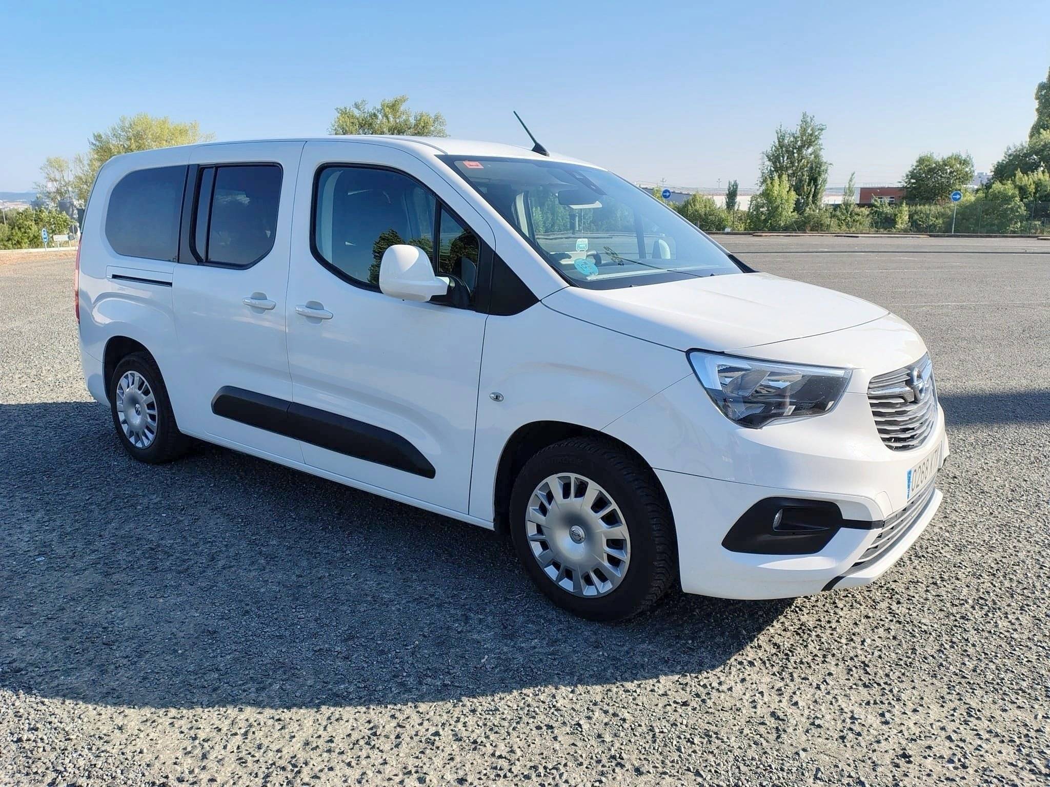 Front view from 3/4 Opel - Yescapa