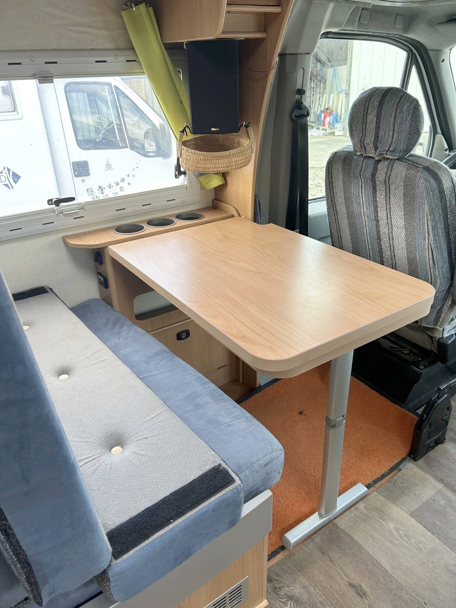 Dining Area Renault Renault master 3.0l DCI 140CV - Yescapa