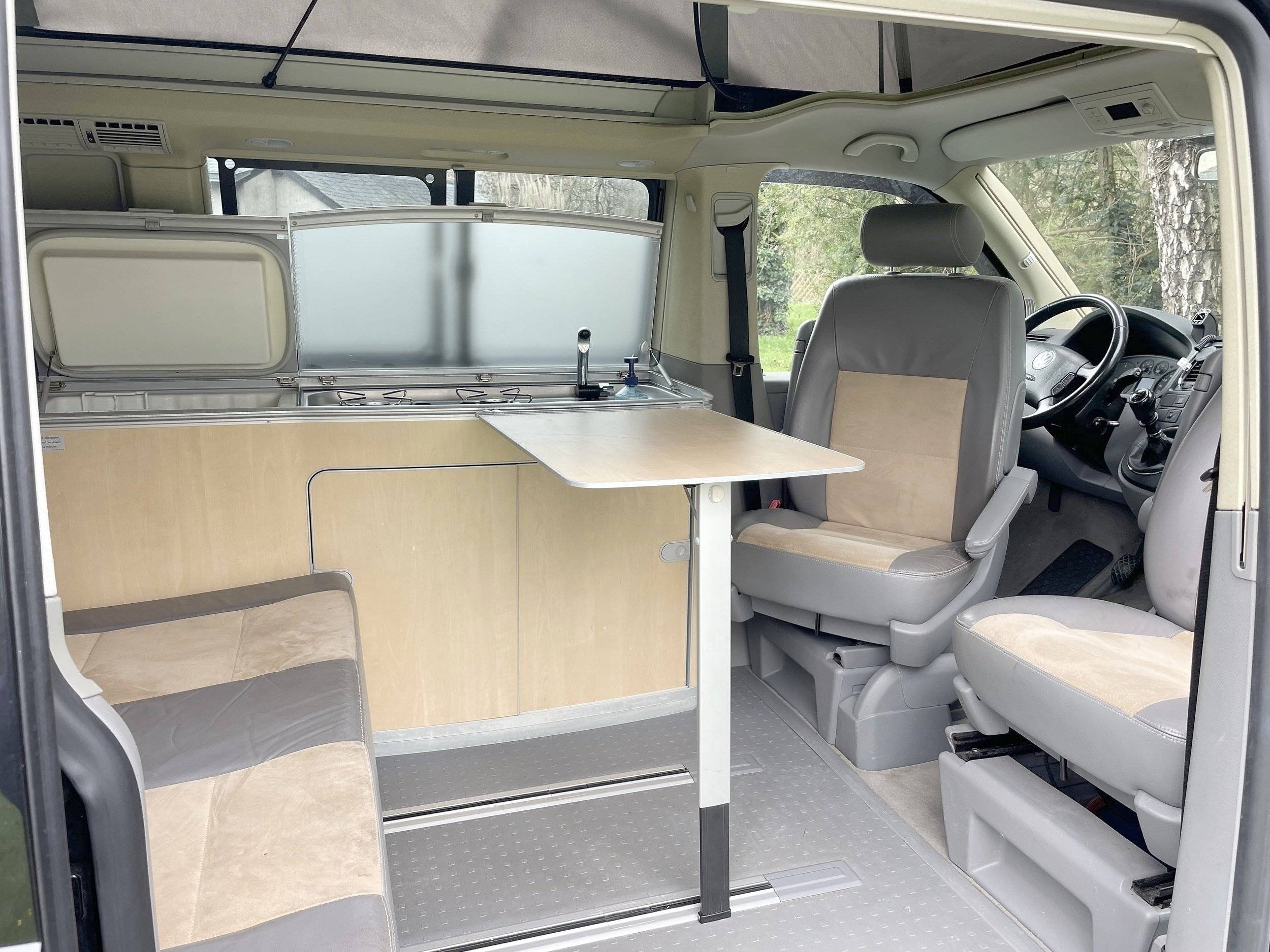 Dining Area Volkswagen California - Yescapa
