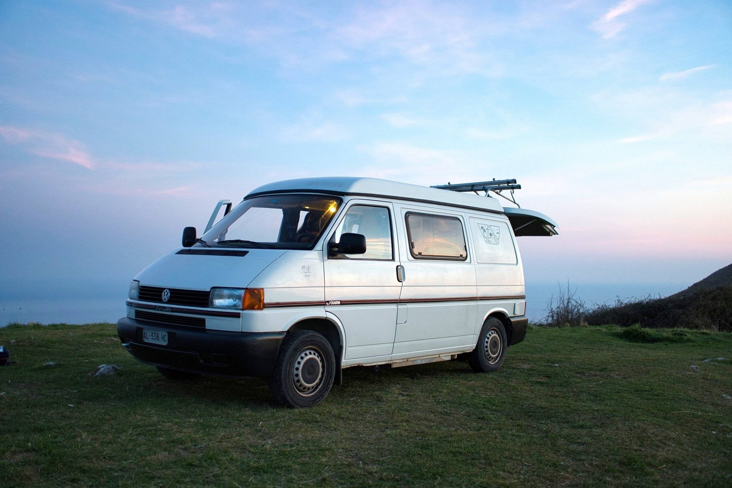 Front view from 3/4 Volkswagen T4 - Yescapa