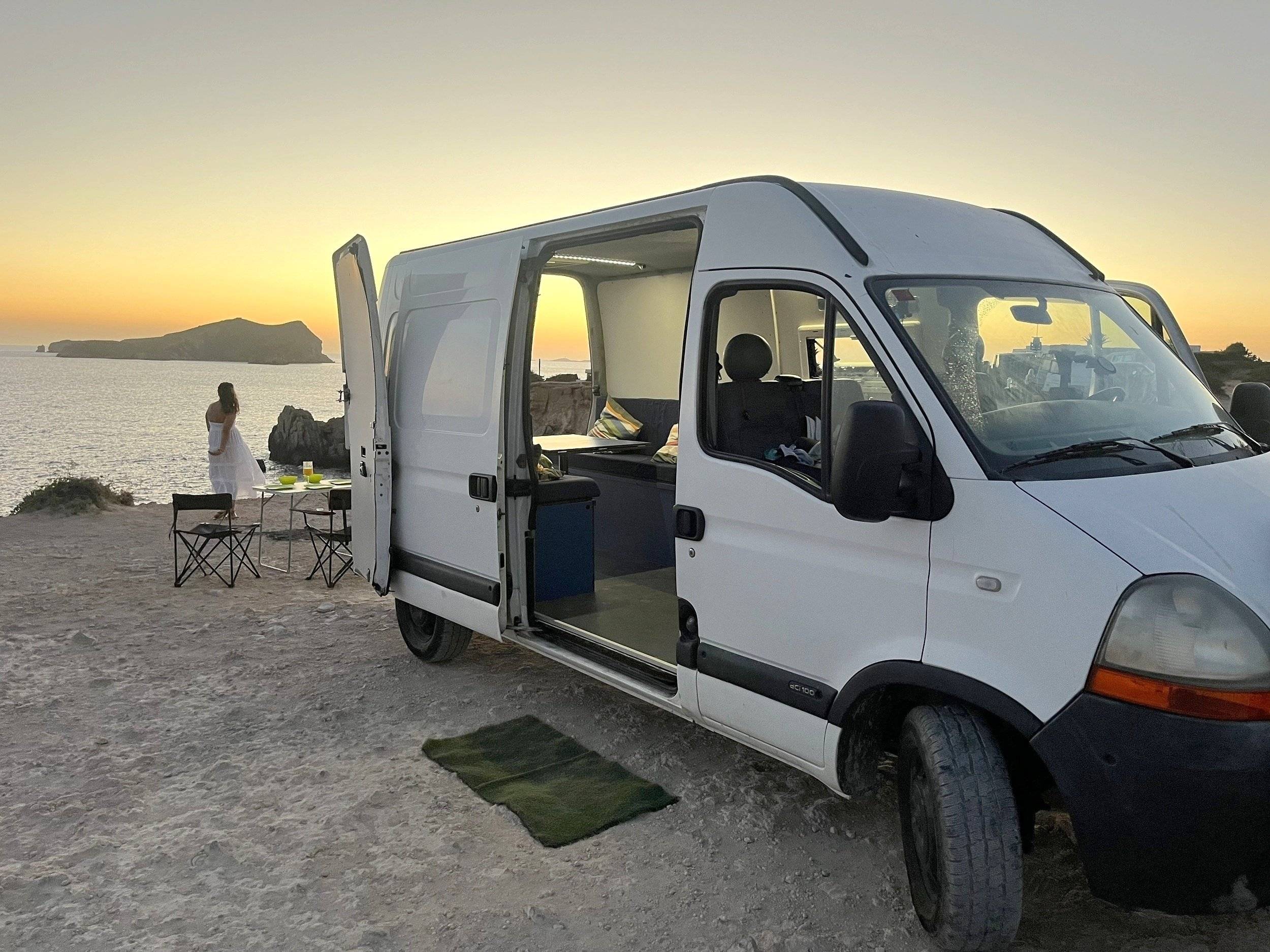 Voorkant 3/4 Renault Master 2,5 l dCi 120 ch. - Yescapa