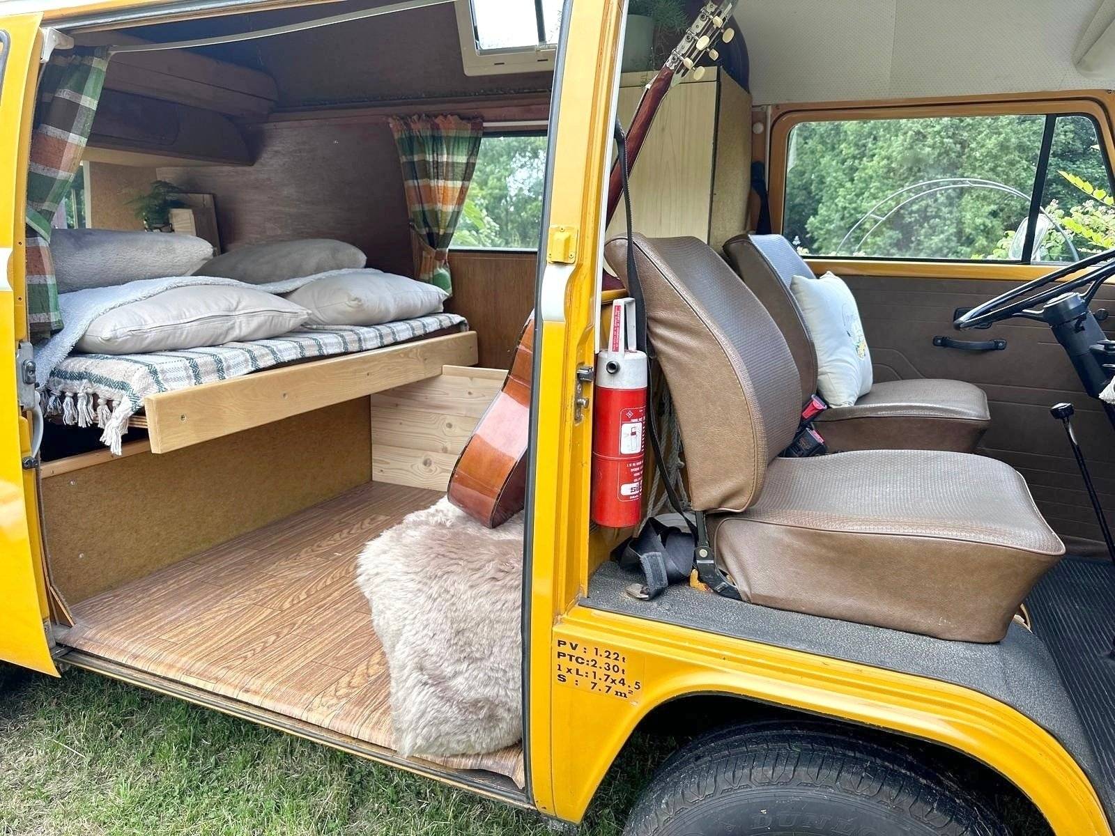 Berth Volkswagen Combi T2 - Yescapa