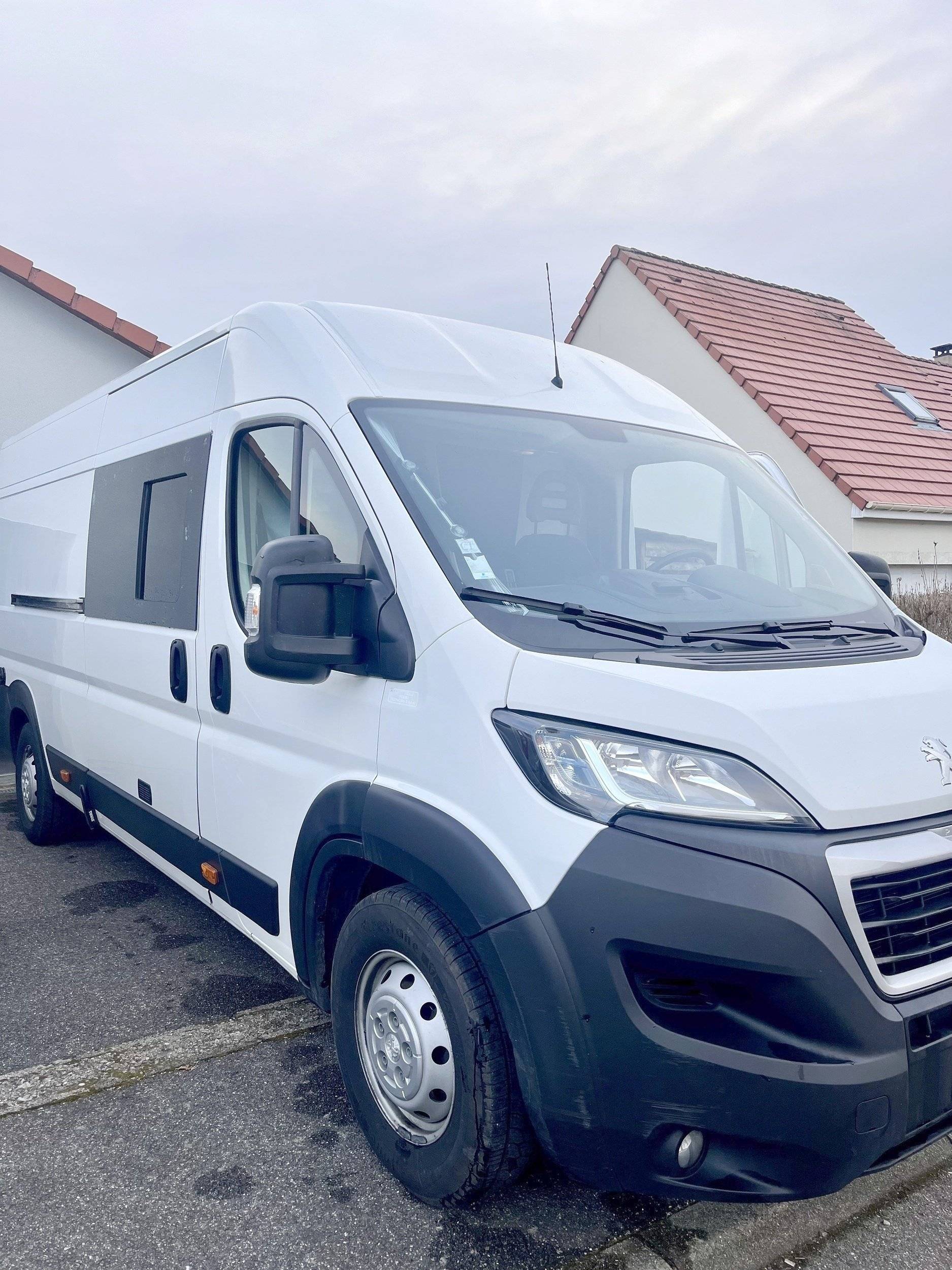 Front view from 3/4 Peugeot Boxer 2,0 l 130 ch - Yescapa