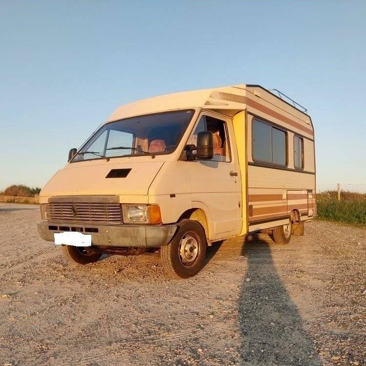 schräge Vorderansicht Renault Trafic - Yescapa