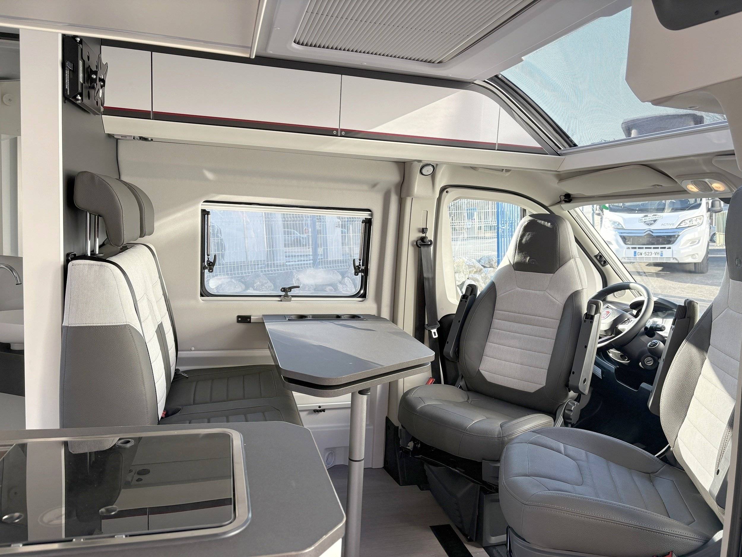 Dining Area Fiat Fiat ducato - Yescapa