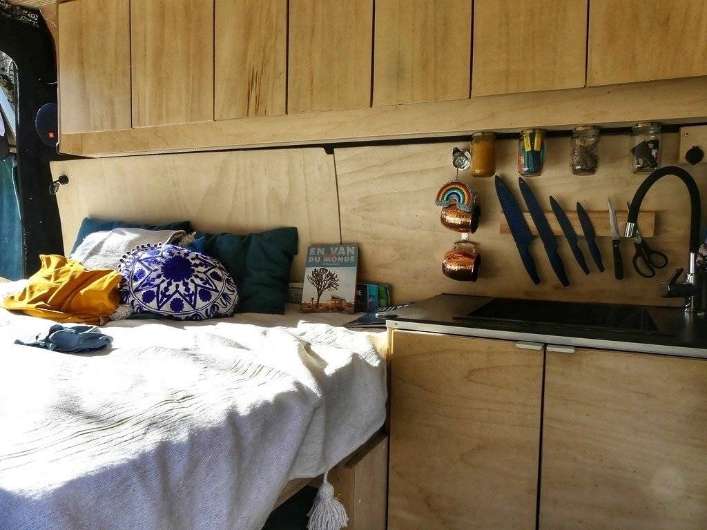 Couchages Volkswagen T5 surélevé - Yescapa